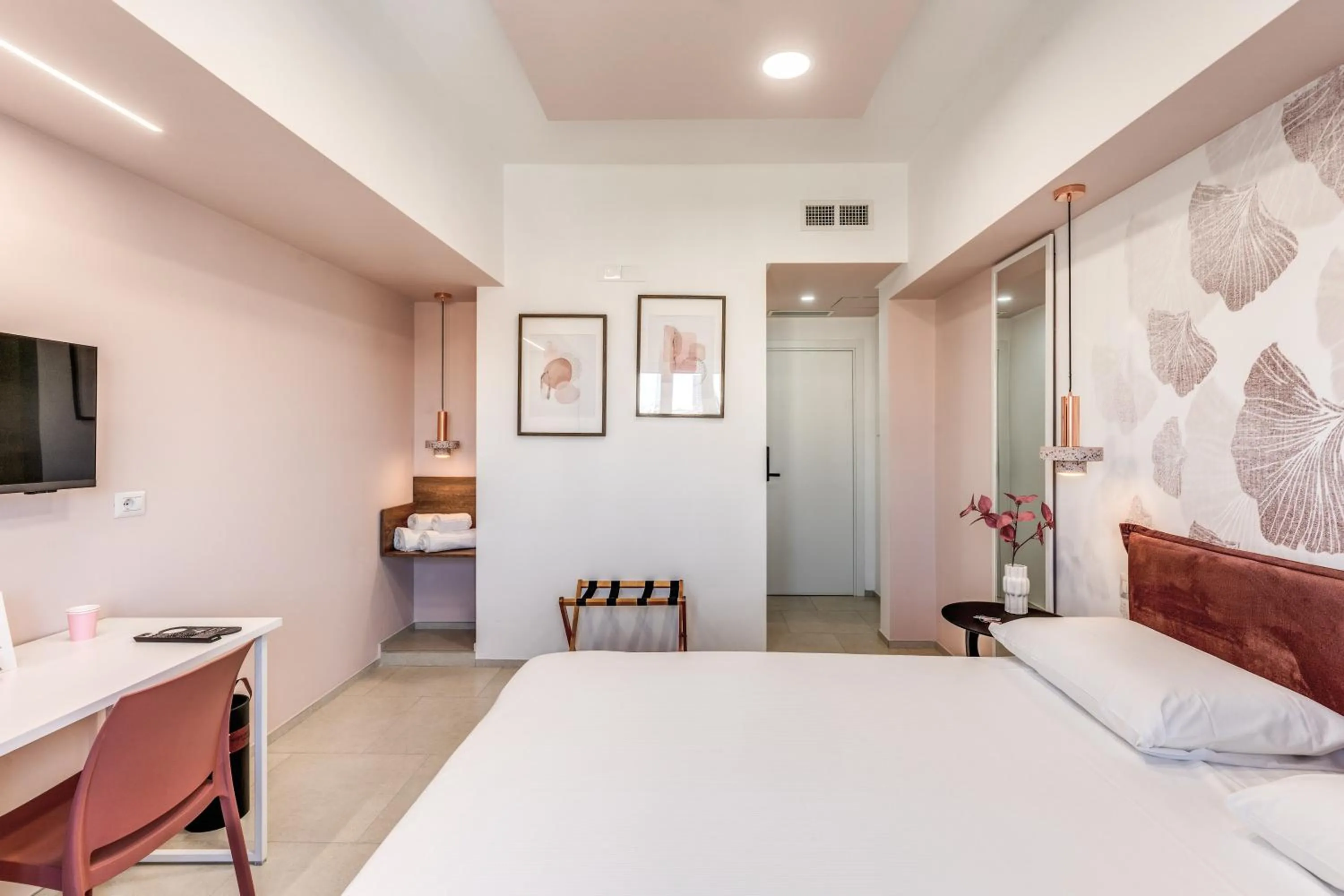 Photo of the whole room, Bed in National Square Napoli