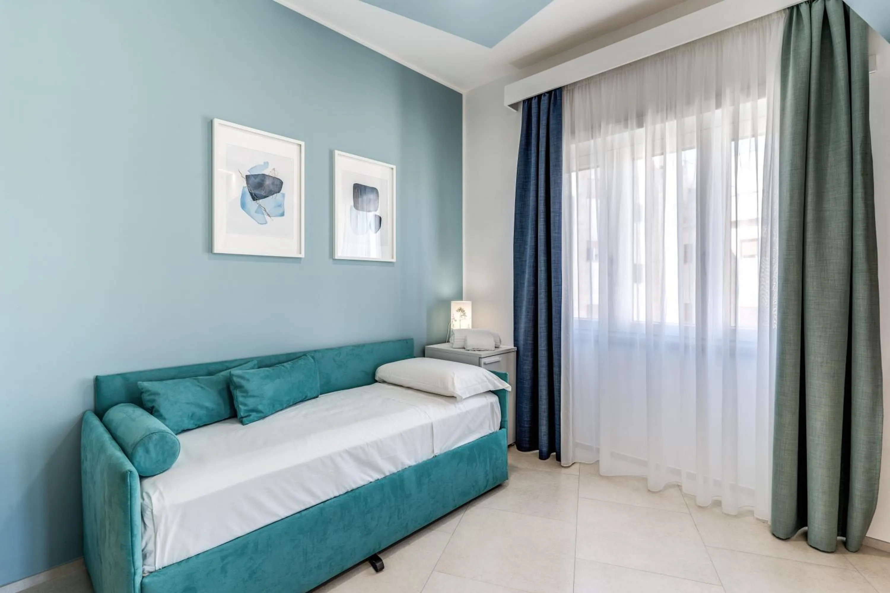 Photo of the whole room, Bed in National Square Napoli