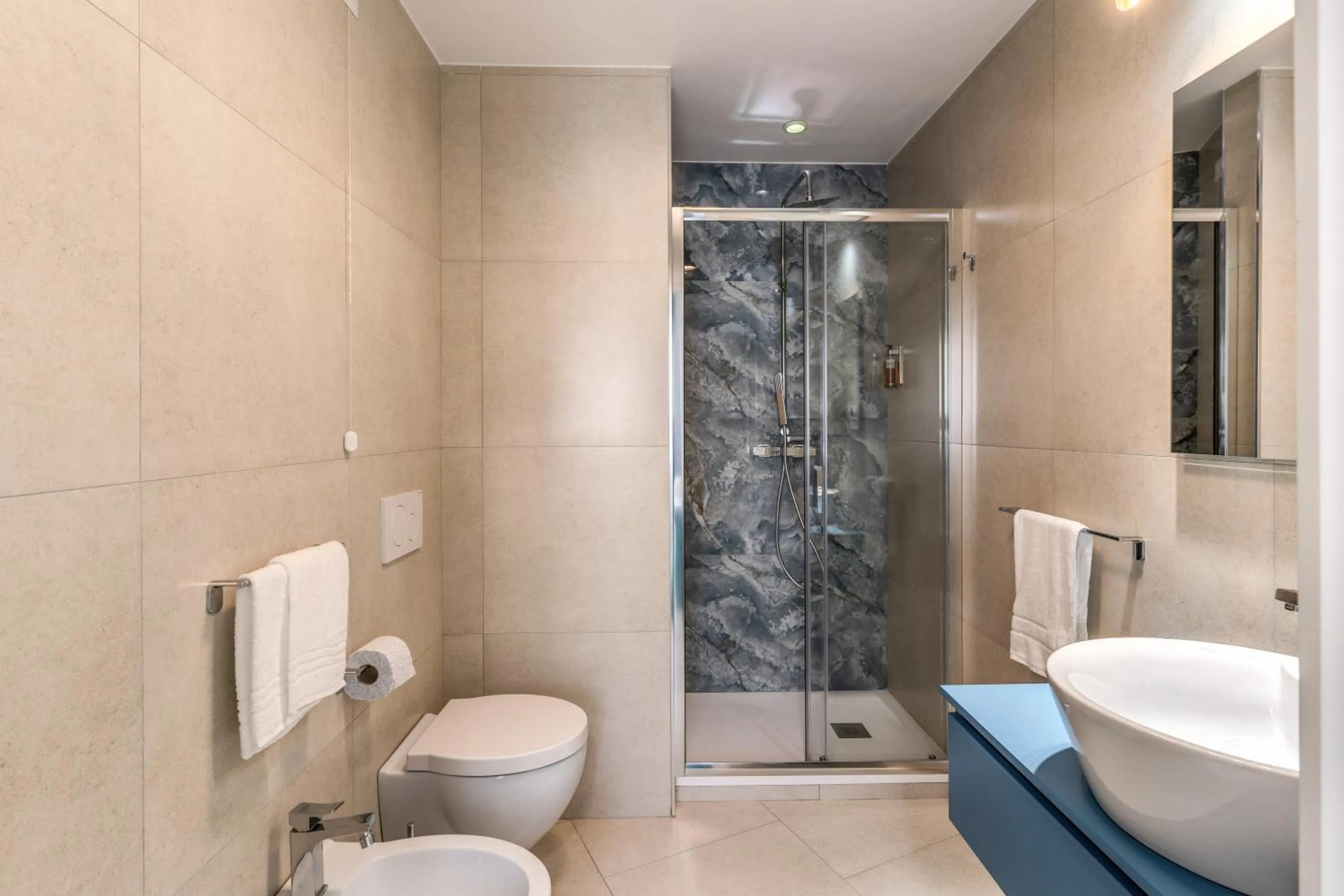 Bathroom in National Square Napoli