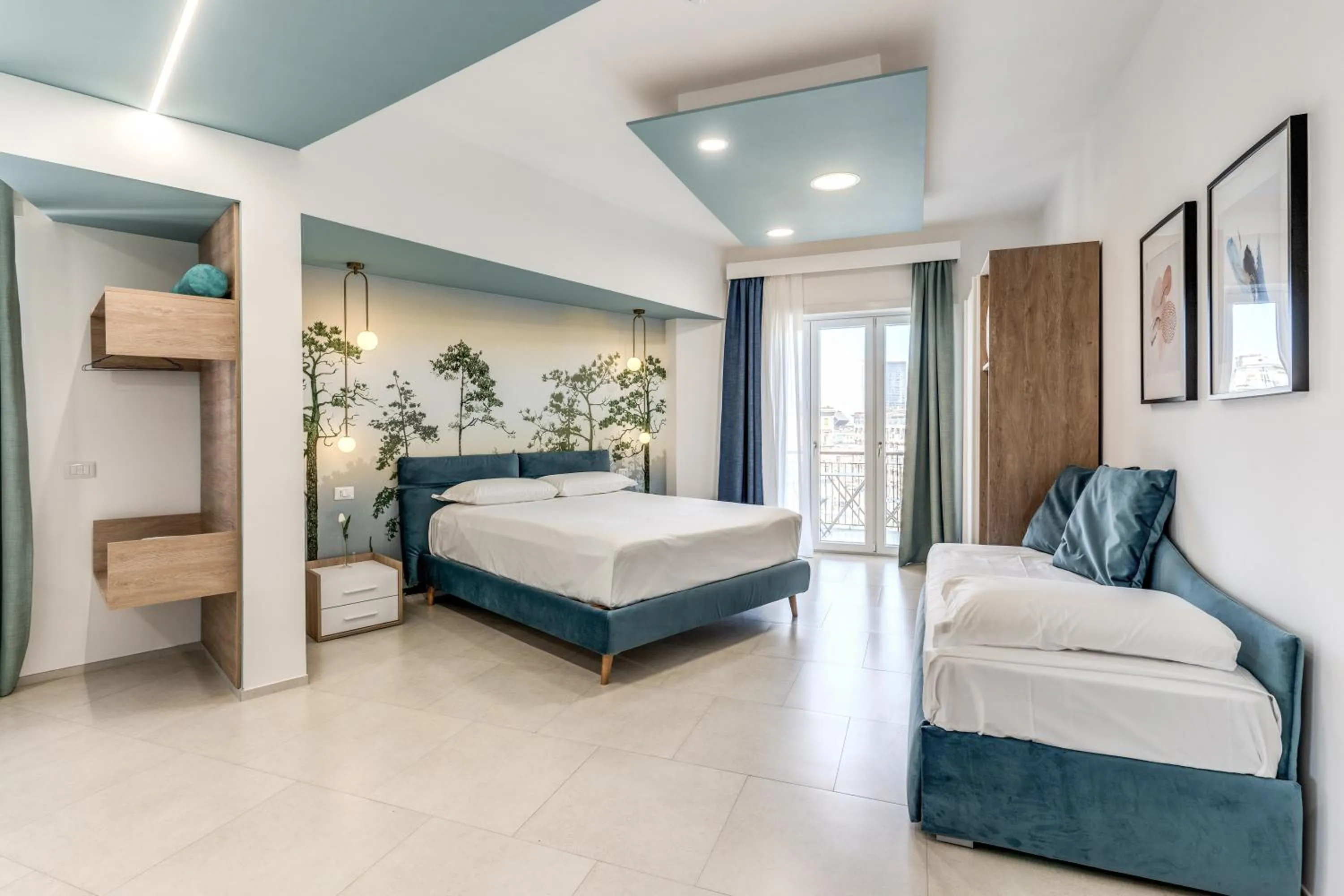 Photo of the whole room, Bed in National Square Napoli