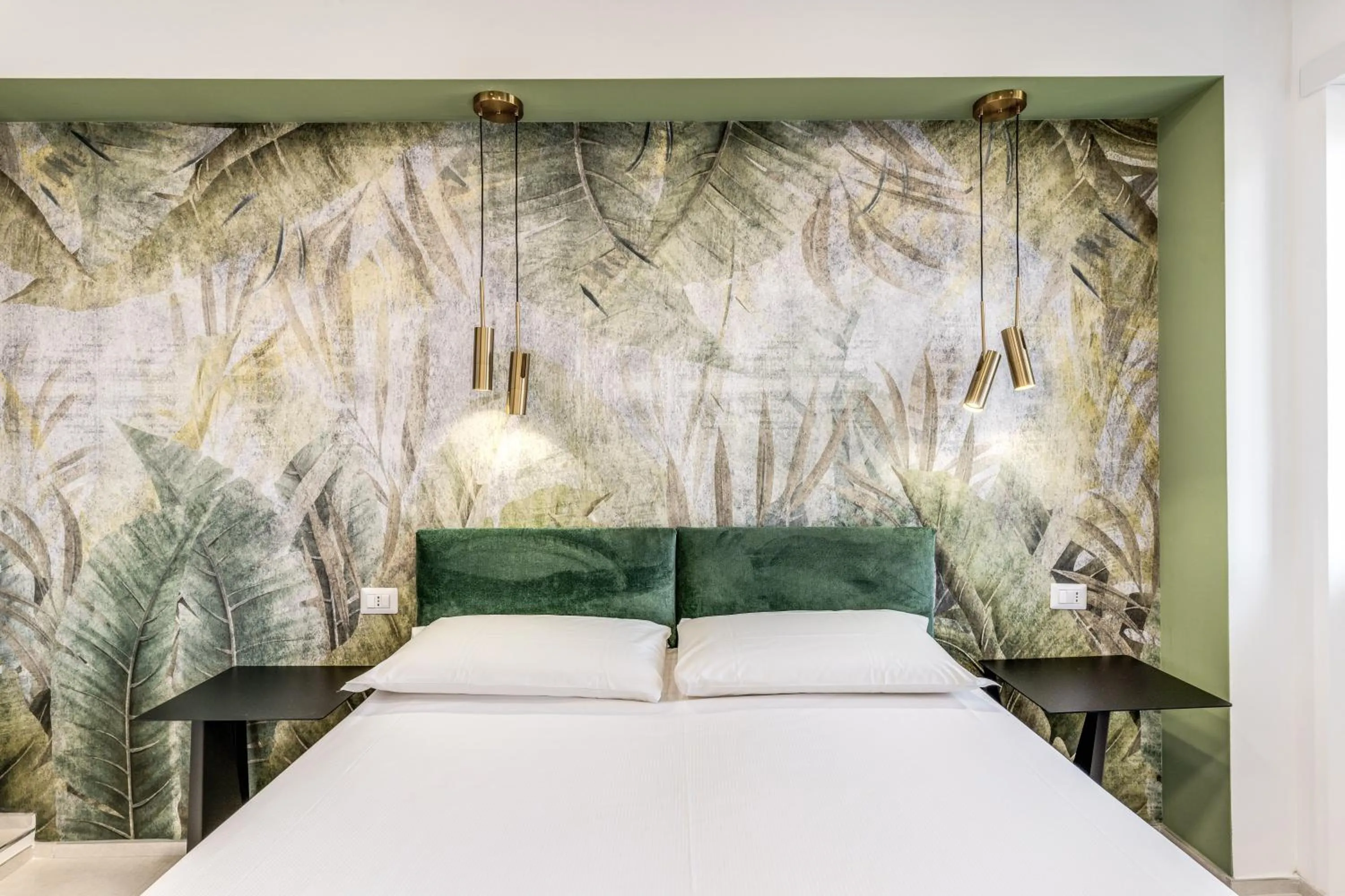 Photo of the whole room, Bed in National Square Napoli