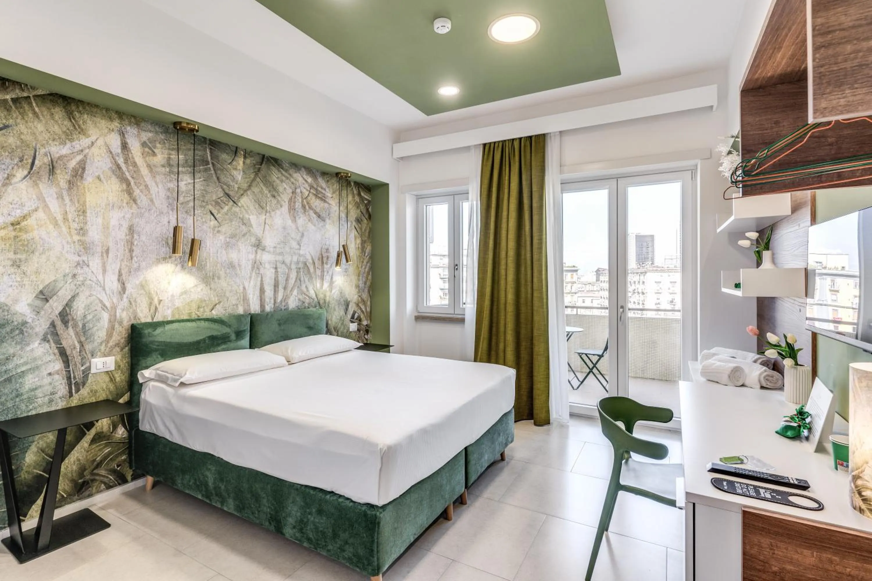 Photo of the whole room, Bed in National Square Napoli