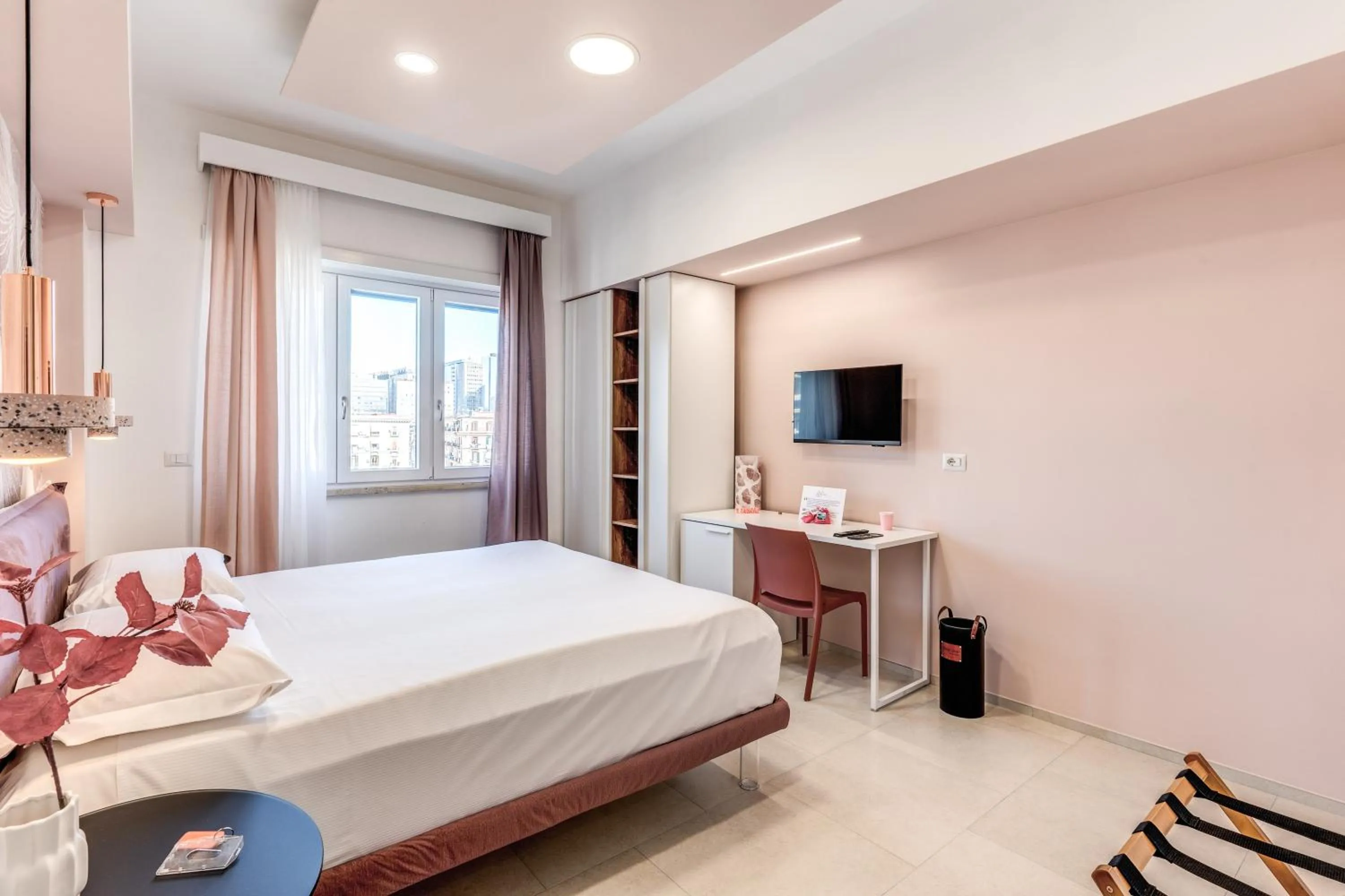 Photo of the whole room, Bed in National Square Napoli