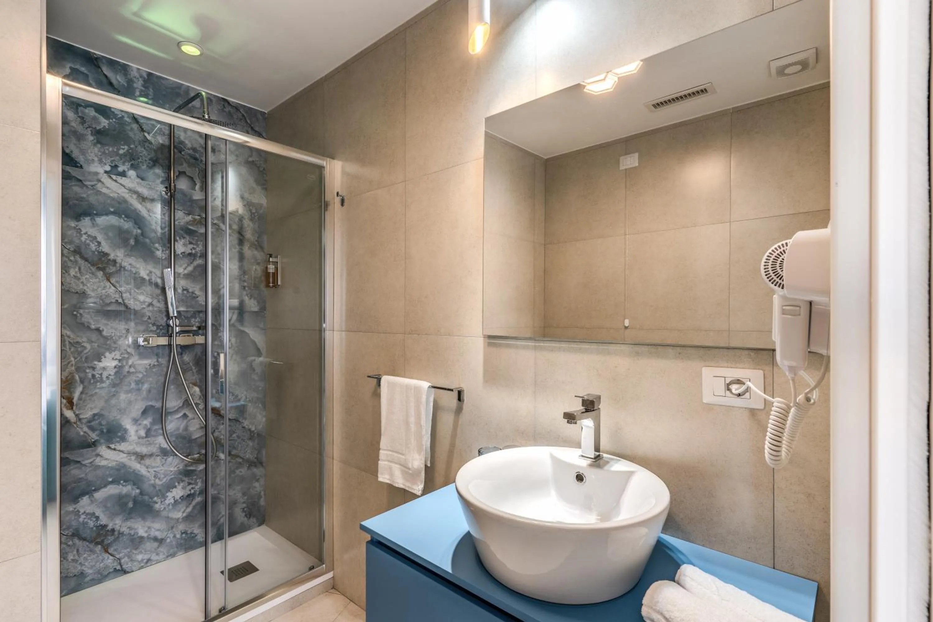 Shower in National Square Napoli