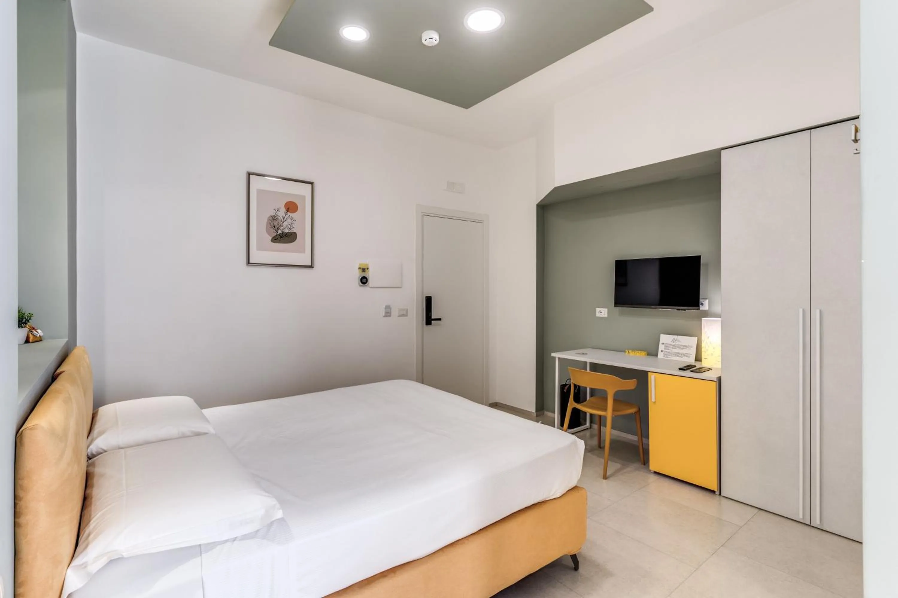 Photo of the whole room, Bed in National Square Napoli