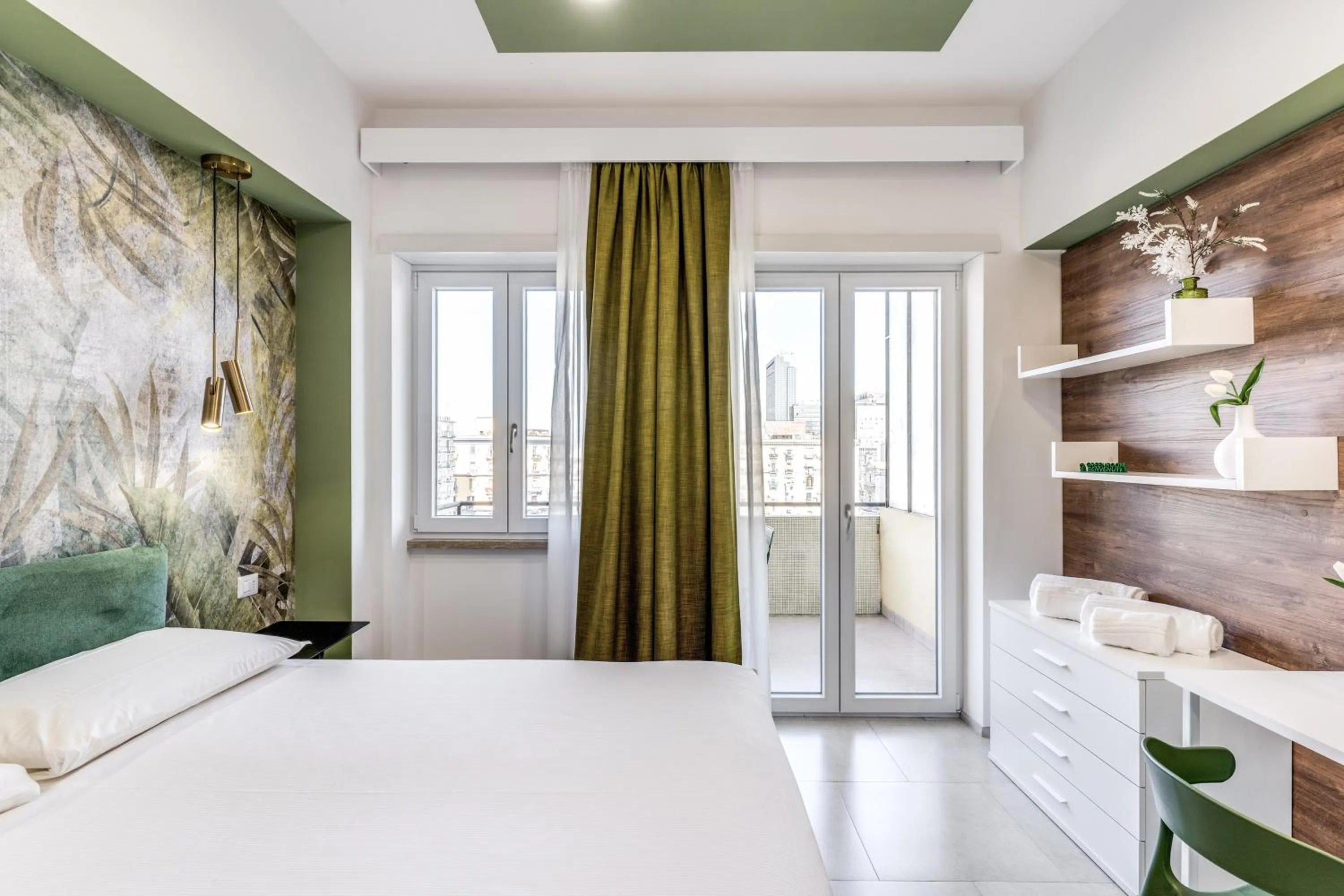 Photo of the whole room, Bed in National Square Napoli