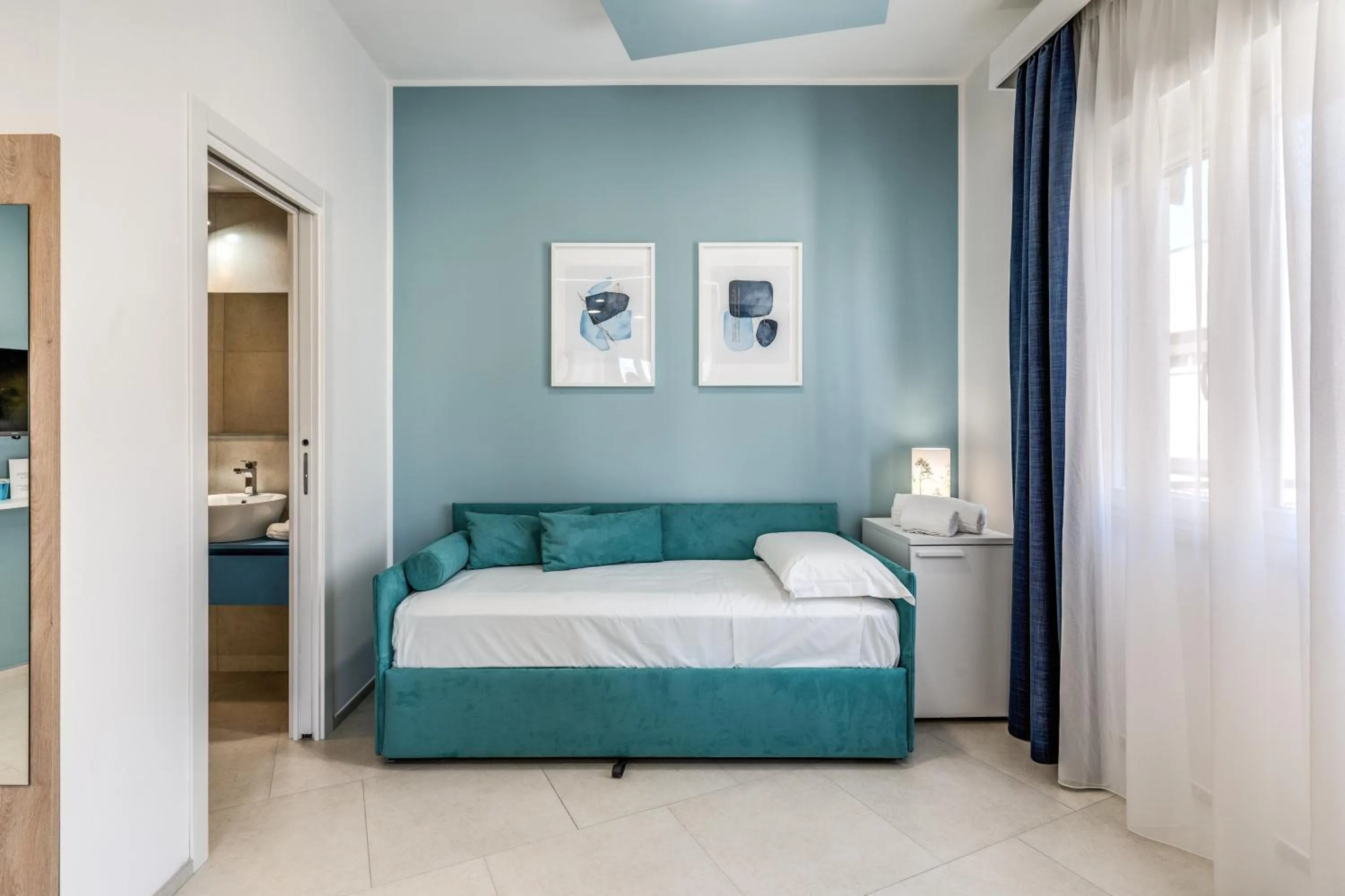 Bedroom, Bed in National Square Napoli