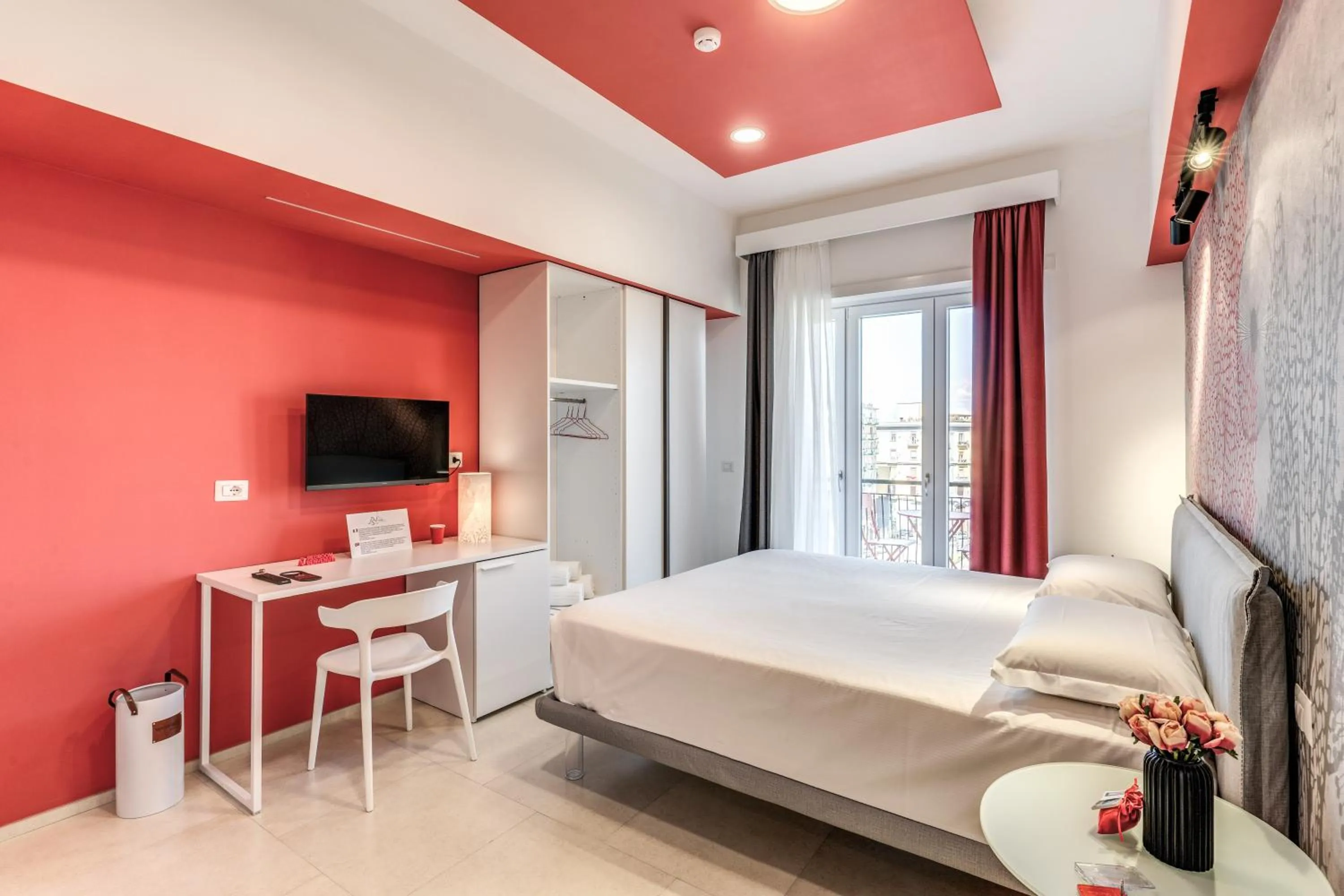 Photo of the whole room, Bed in National Square Napoli