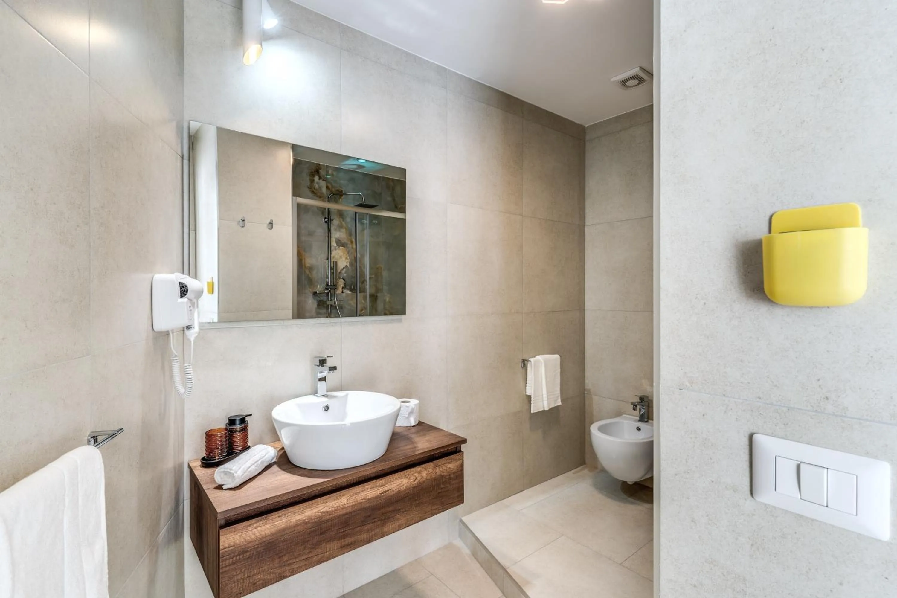 Bathroom in National Square Napoli