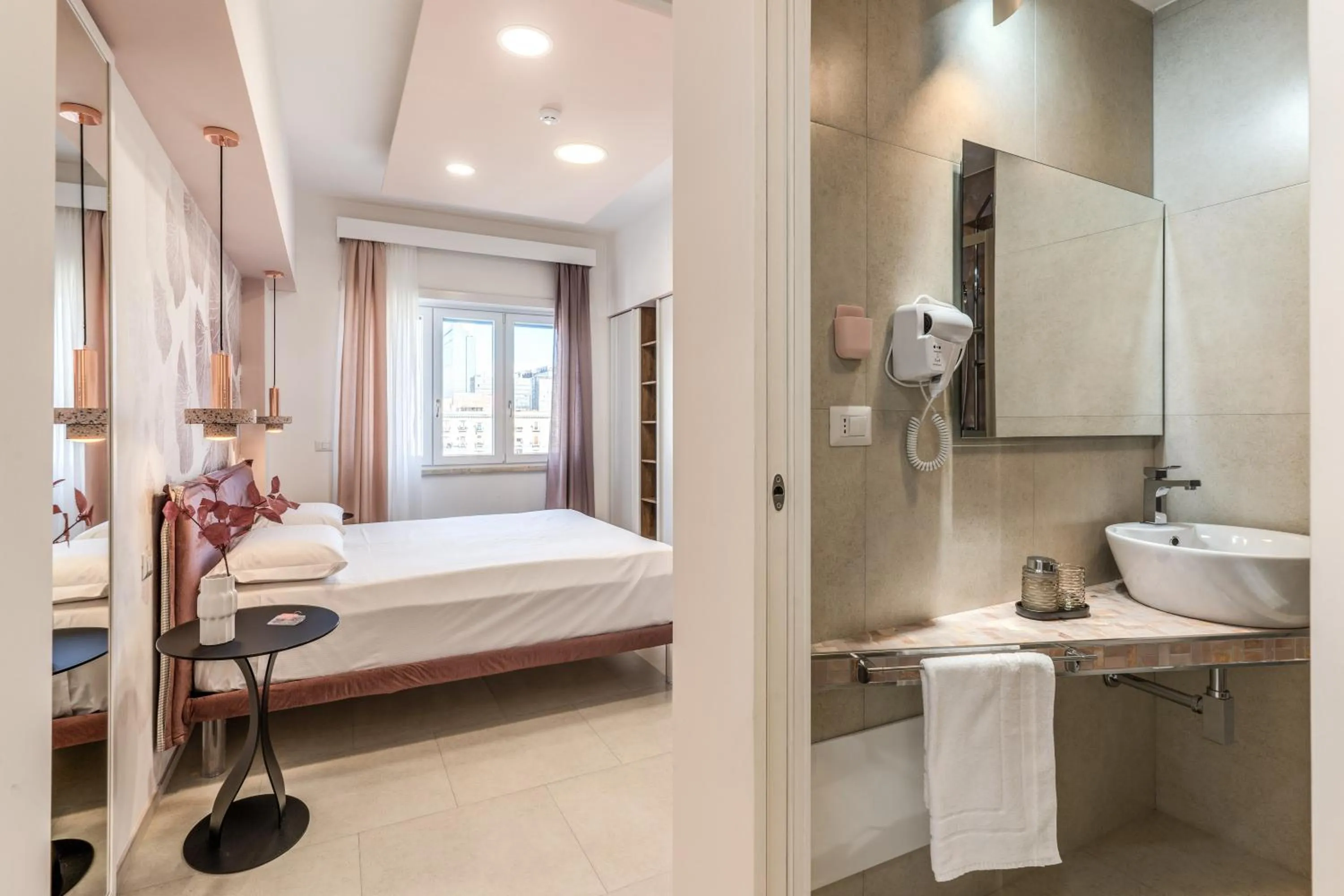 Photo of the whole room, Bed in National Square Napoli