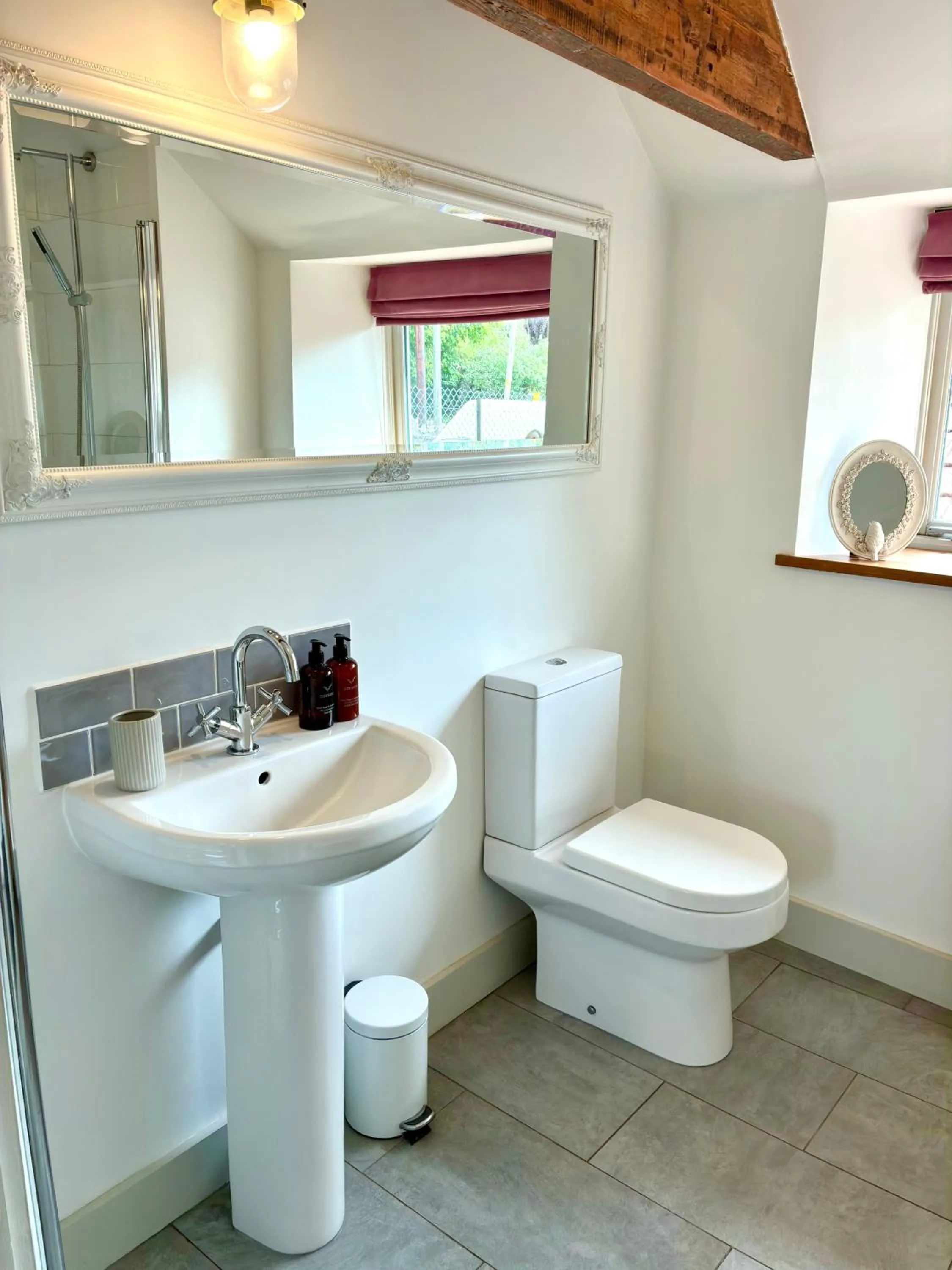 Toilet in Westbury Cross House Bed & Breakfast