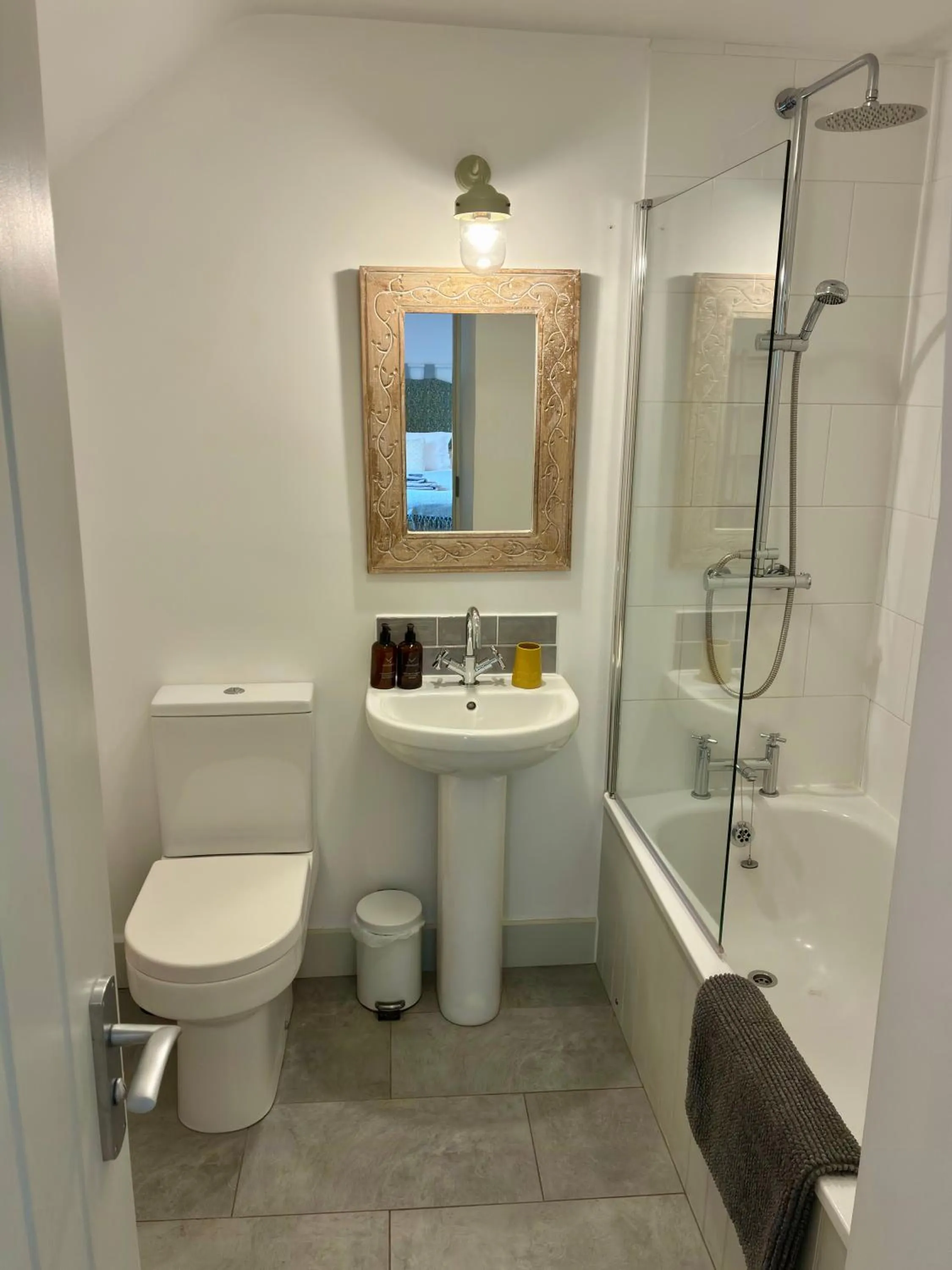 Shower in Westbury Cross House Bed & Breakfast