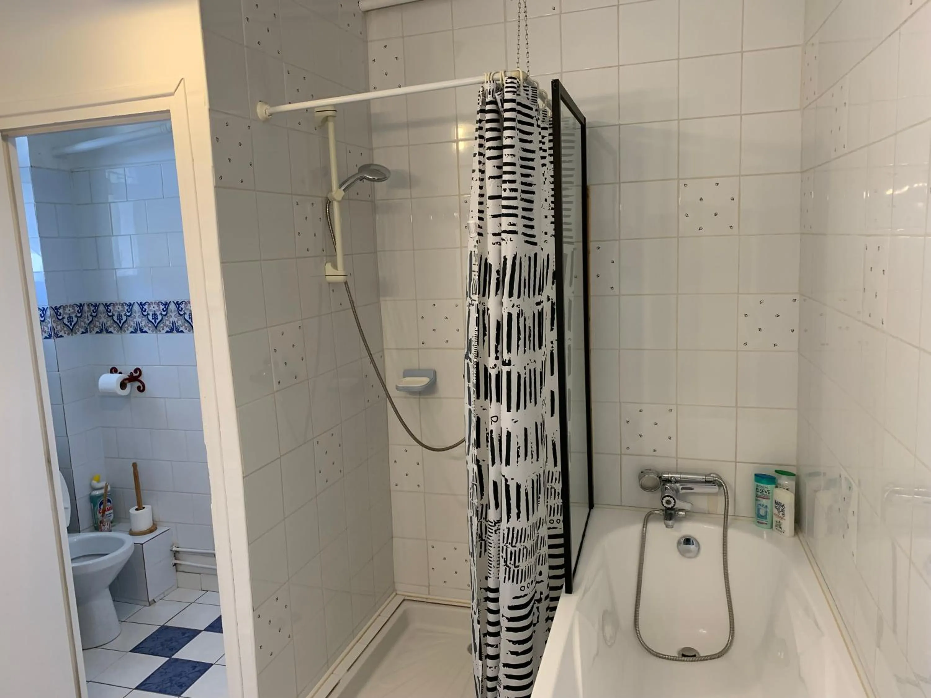 Shower in Porte de Paris