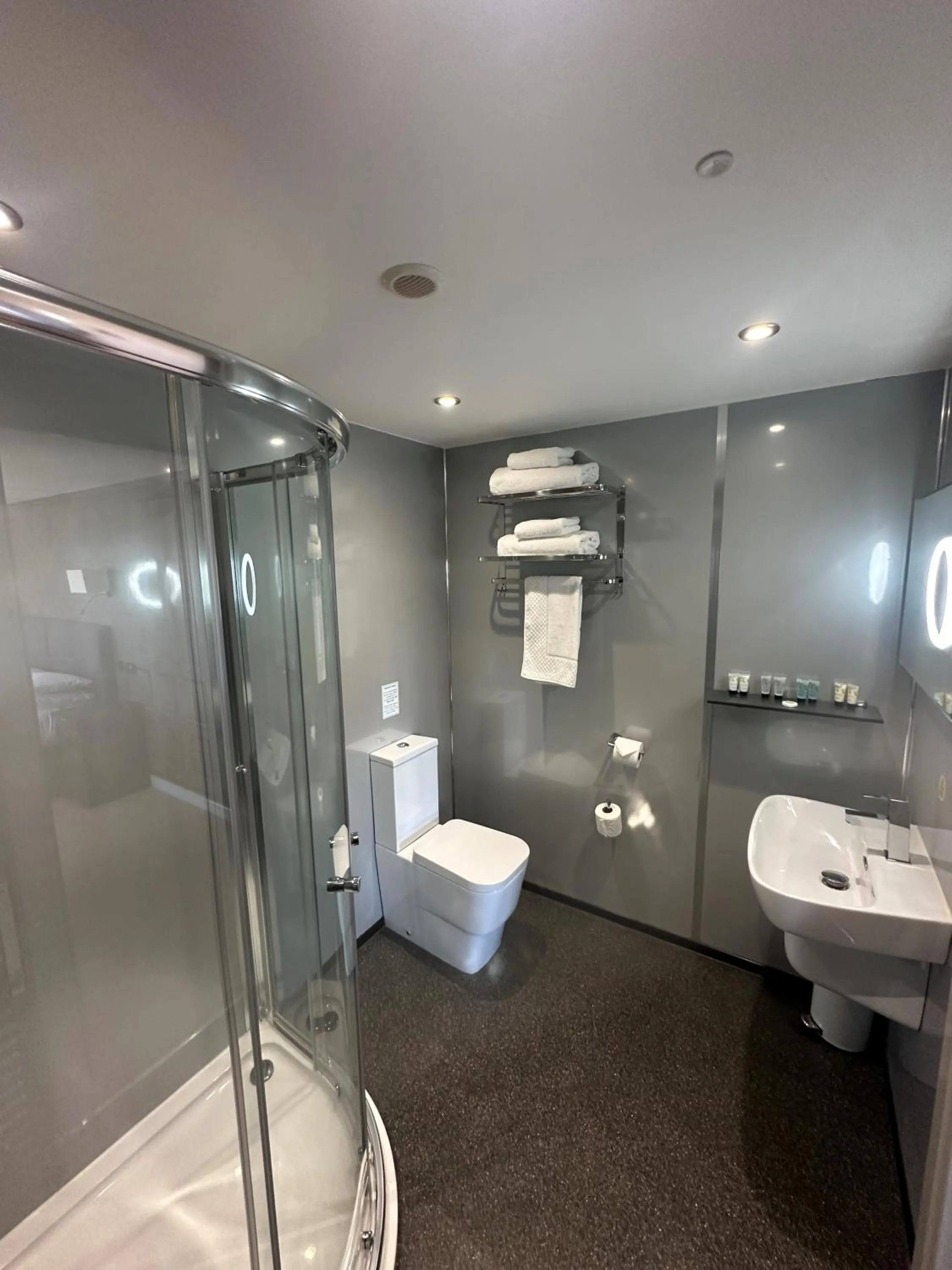 Bathroom in Waveney Inn & Hotel