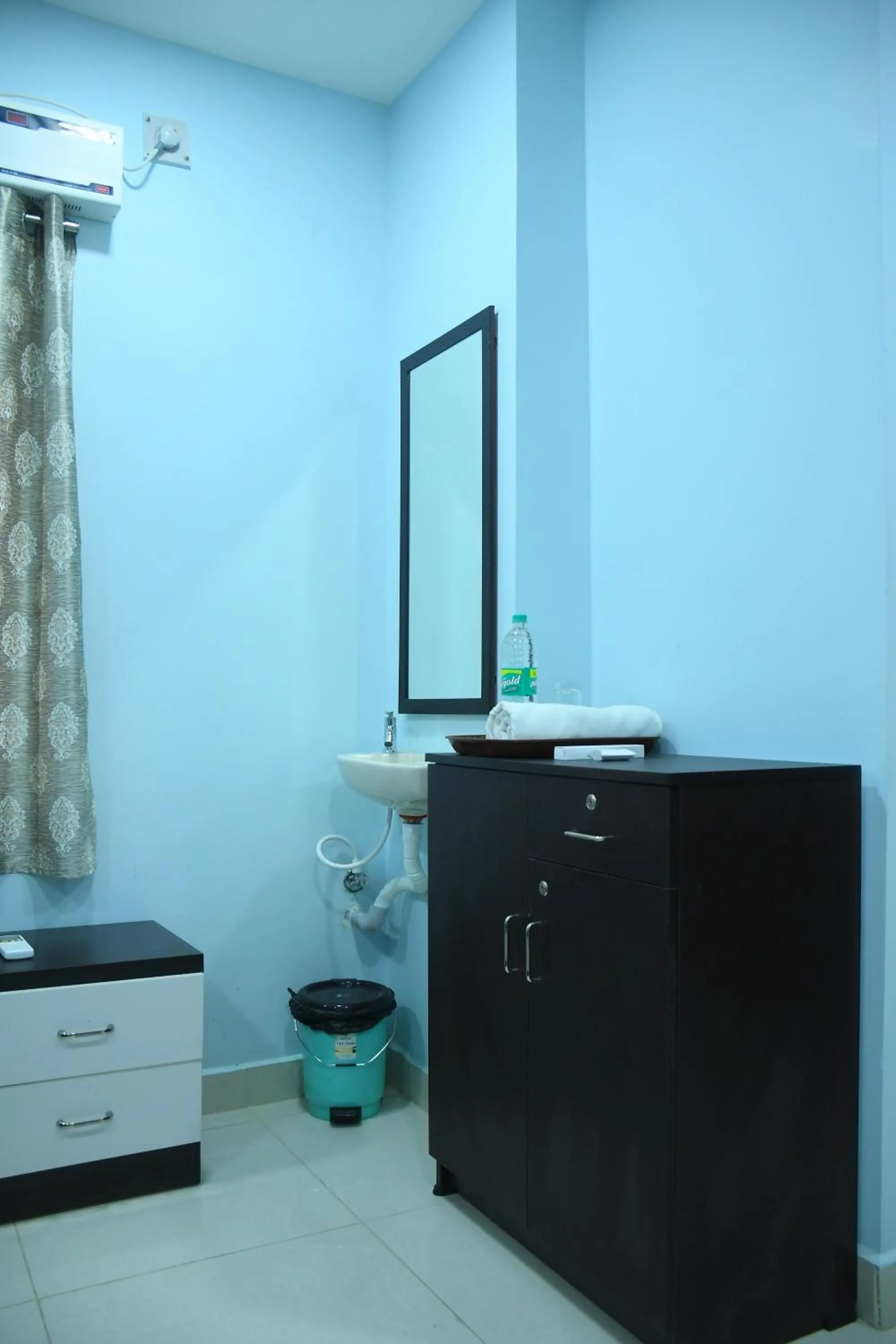 wardrobe in Thendral Park Inn