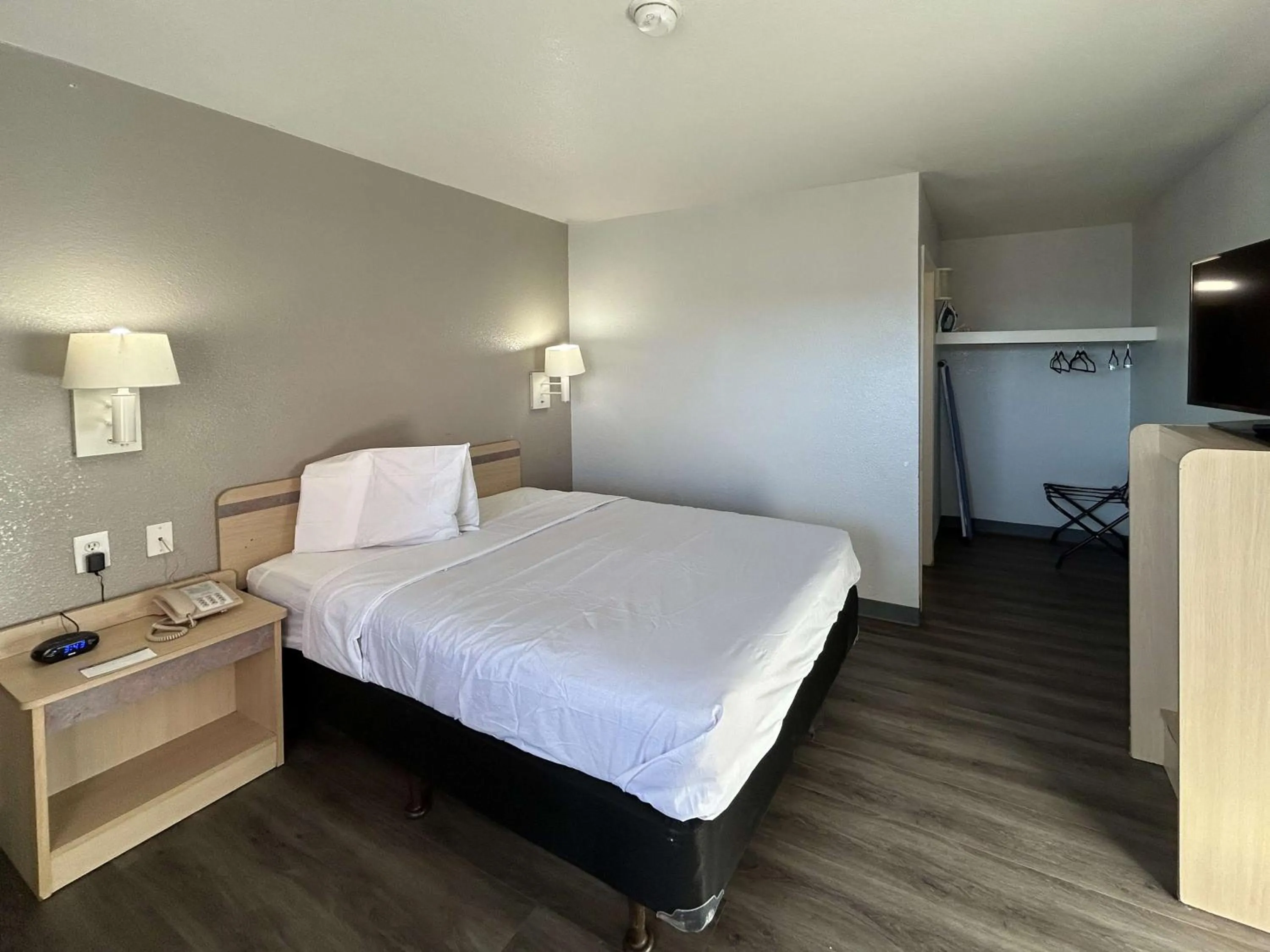 Bedroom, Bed in Studio 6 Lubbock, TX