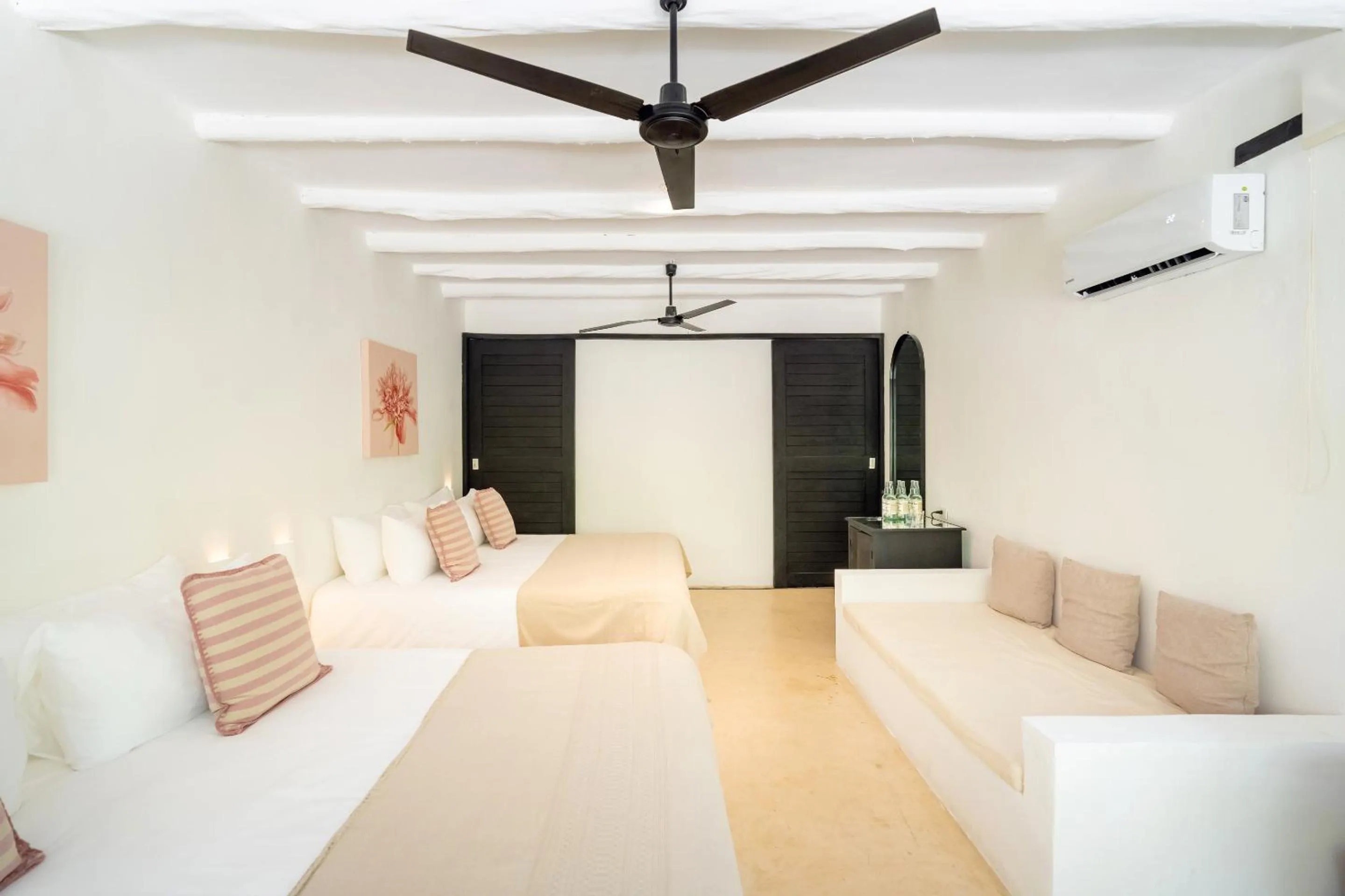 Shower, Bed in Casa Gitano