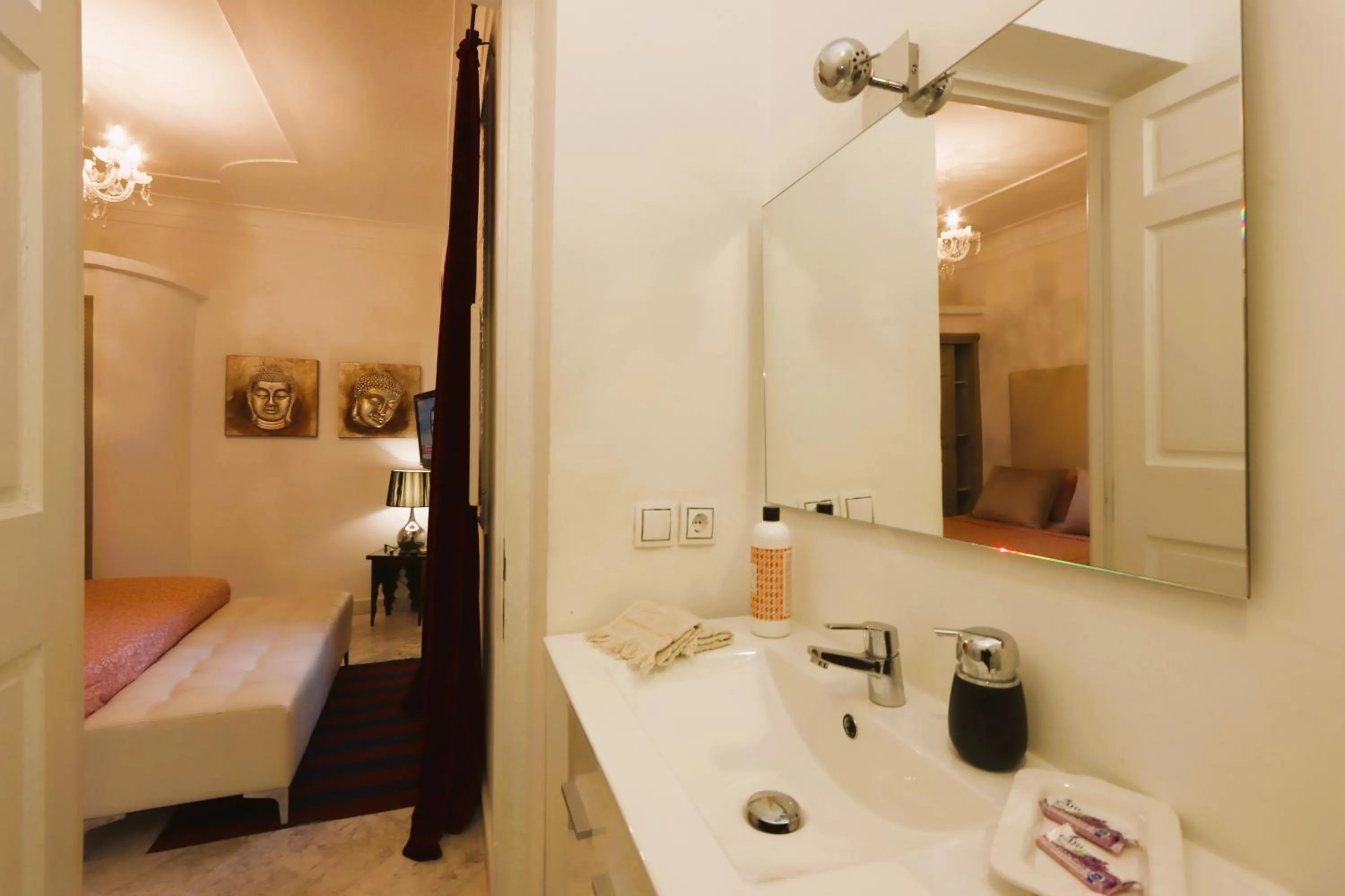 Bathroom, Bed in Riad VIP Bed & Breakfast