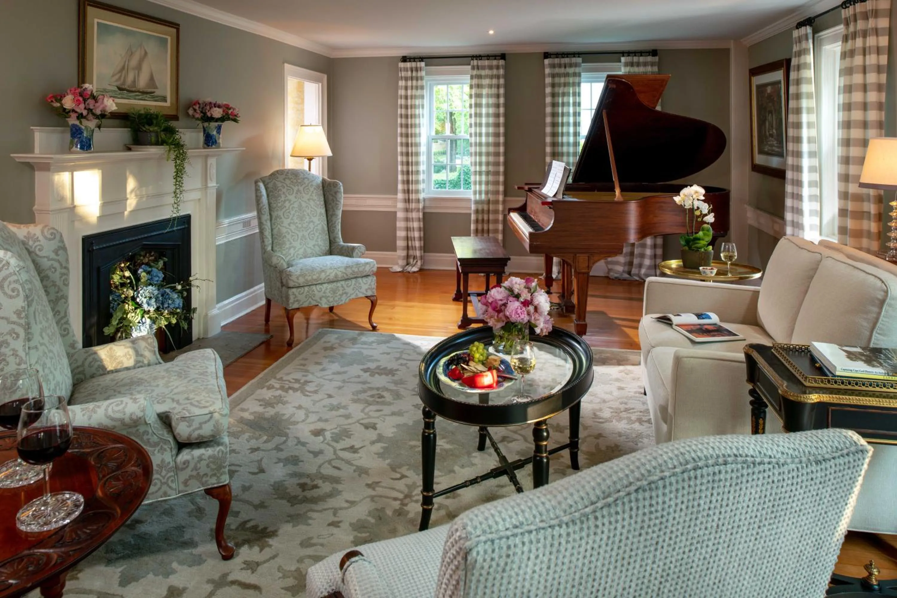 Communal lounge/ TV room in The Inn at Yarmouth Port