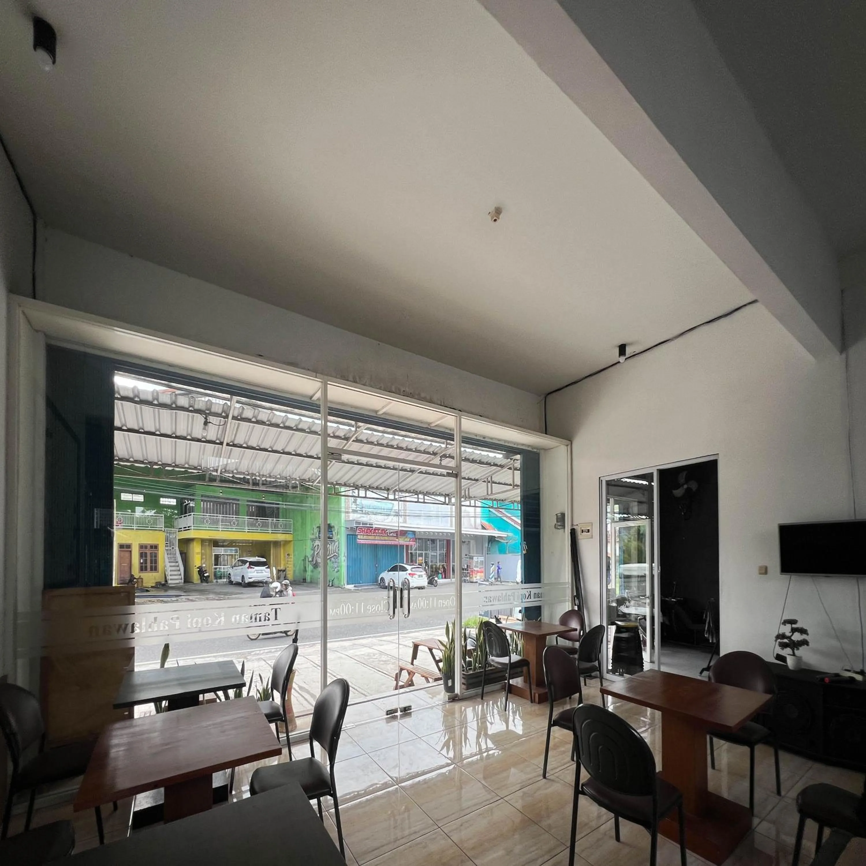 Seating area in AN Homestay Syariah Mitra RedDoorz Wonosobo