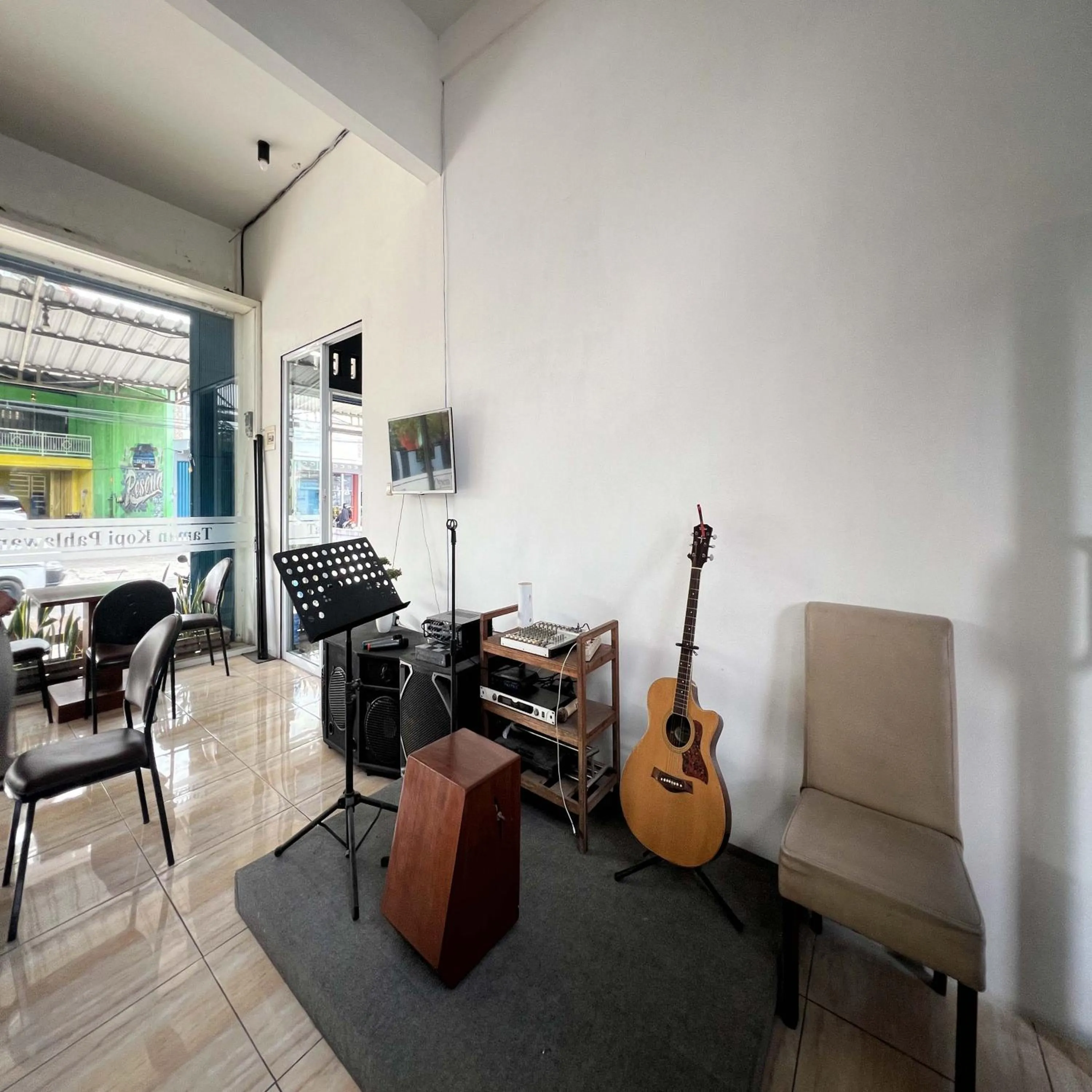 Seating area in AN Homestay Syariah Mitra RedDoorz Wonosobo