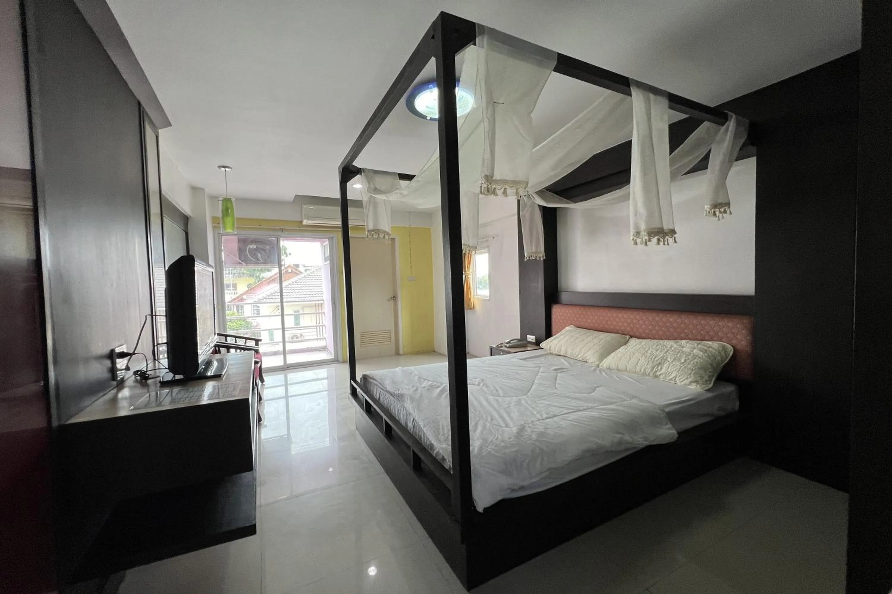 Bedroom, Bed in Phongsathon Mansion