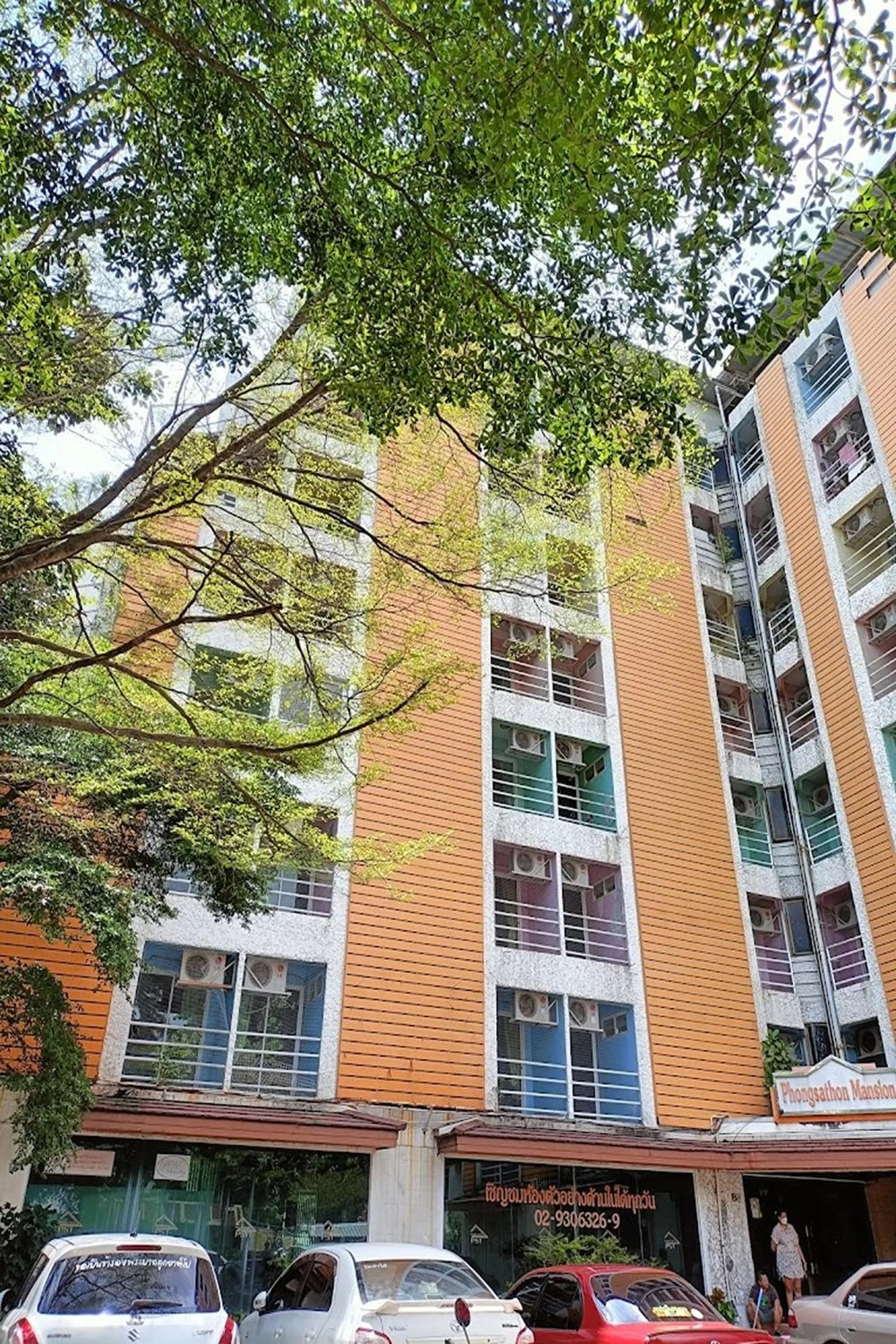 Property building in Phongsathon Mansion