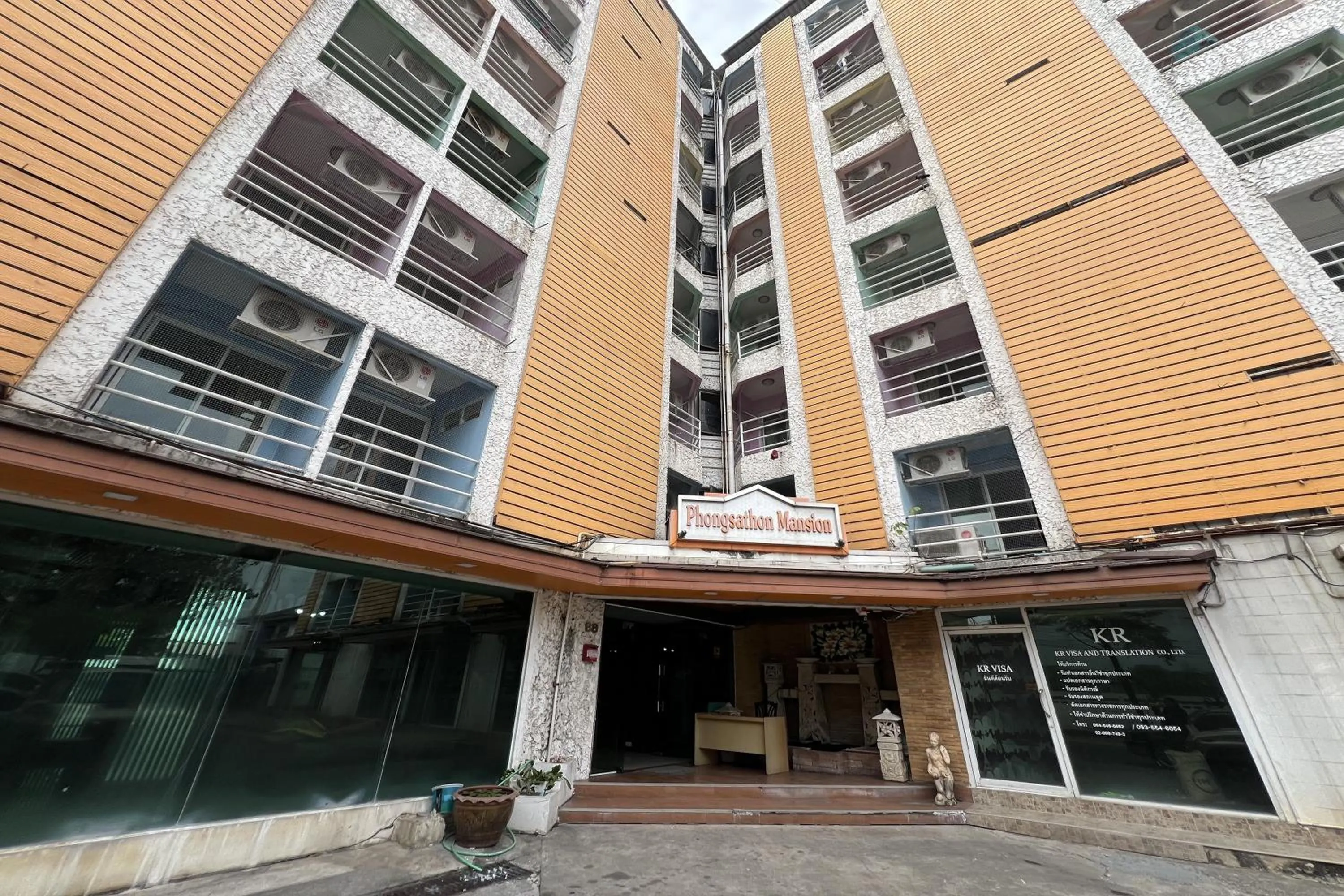 Property building in Phongsathon Mansion