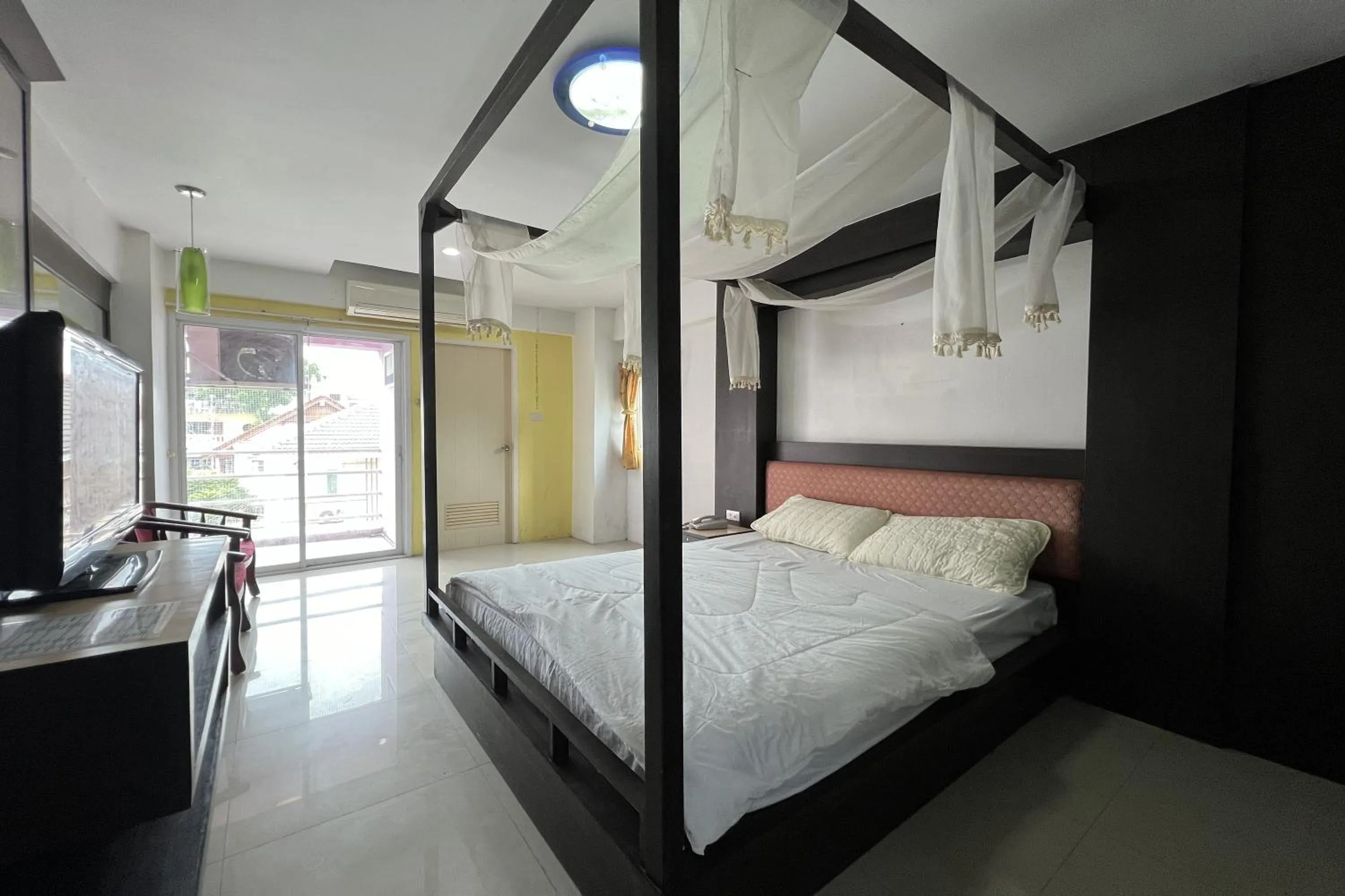 Bedroom, Bed in Phongsathon Mansion