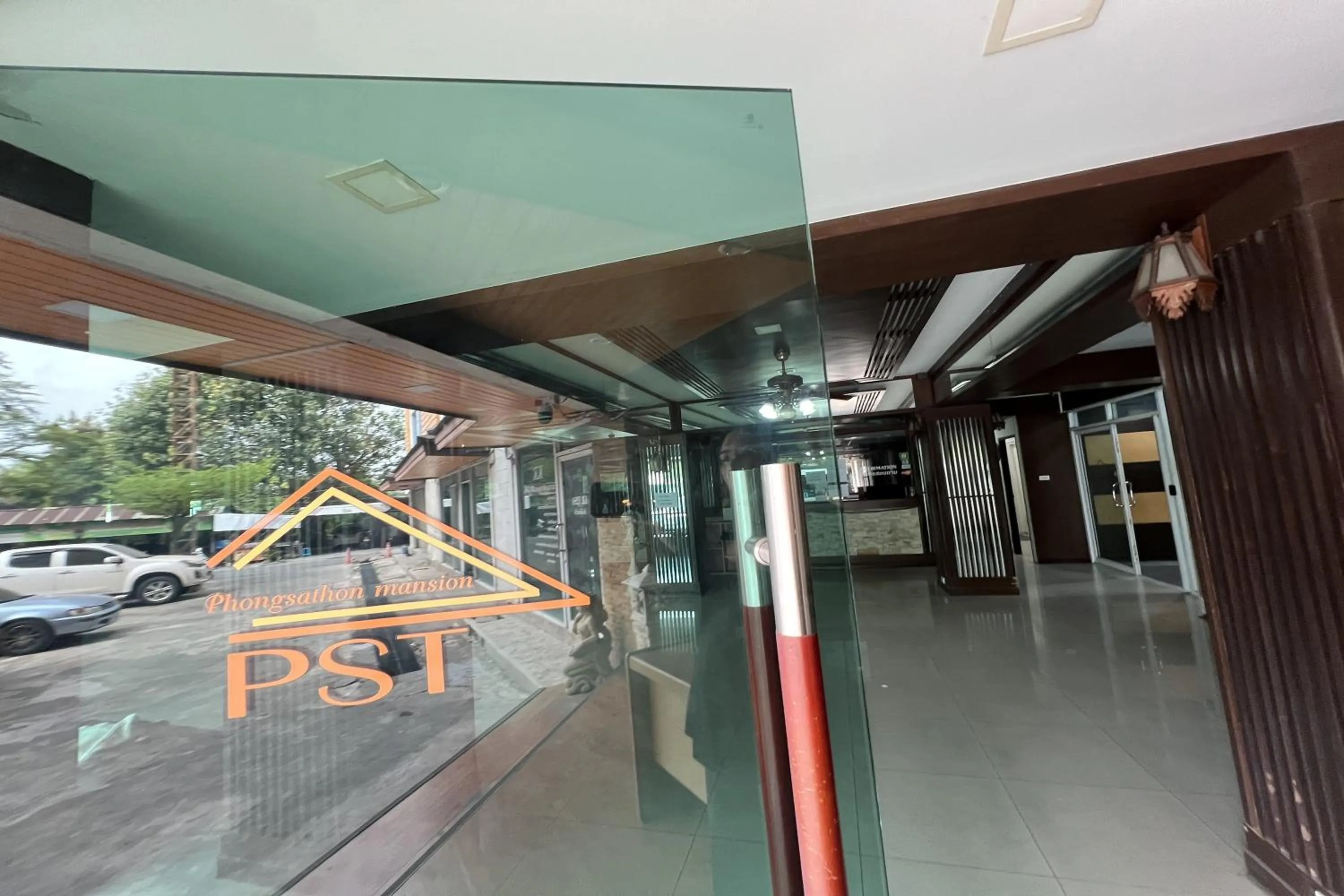 Parking in Phongsathon Mansion