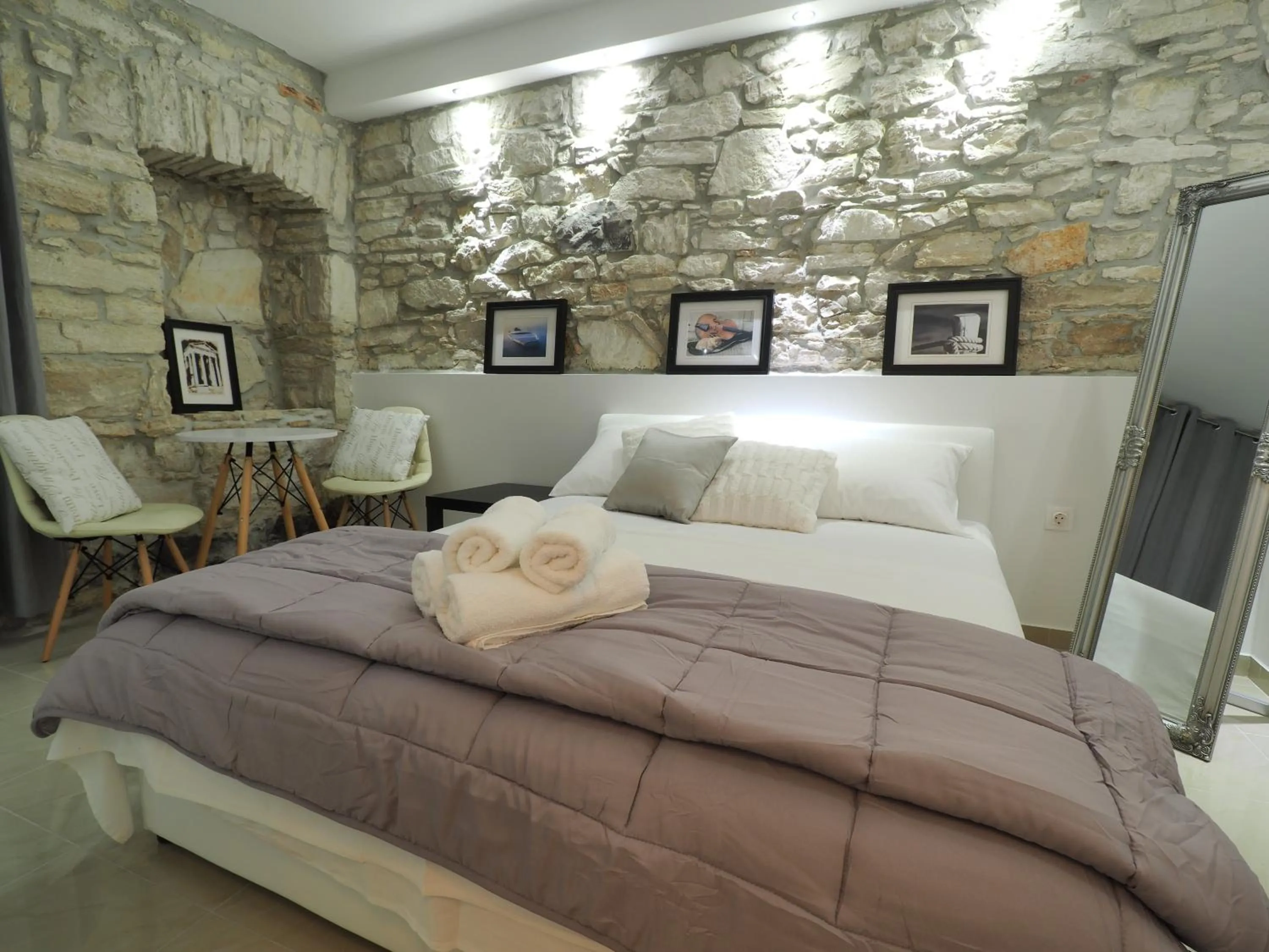 Bed in Captain Emo City Apartments