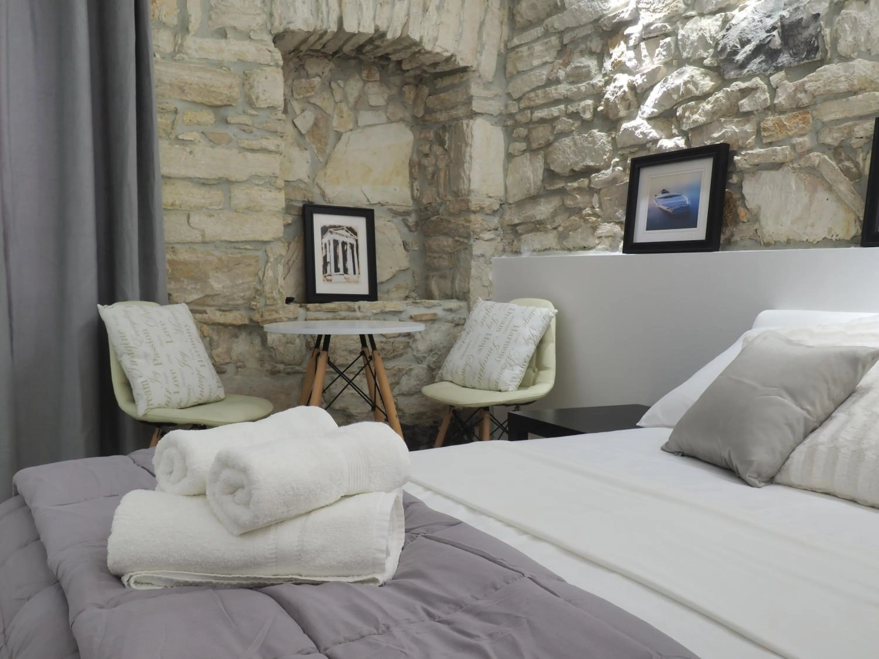 Bed in Captain Emo City Apartments