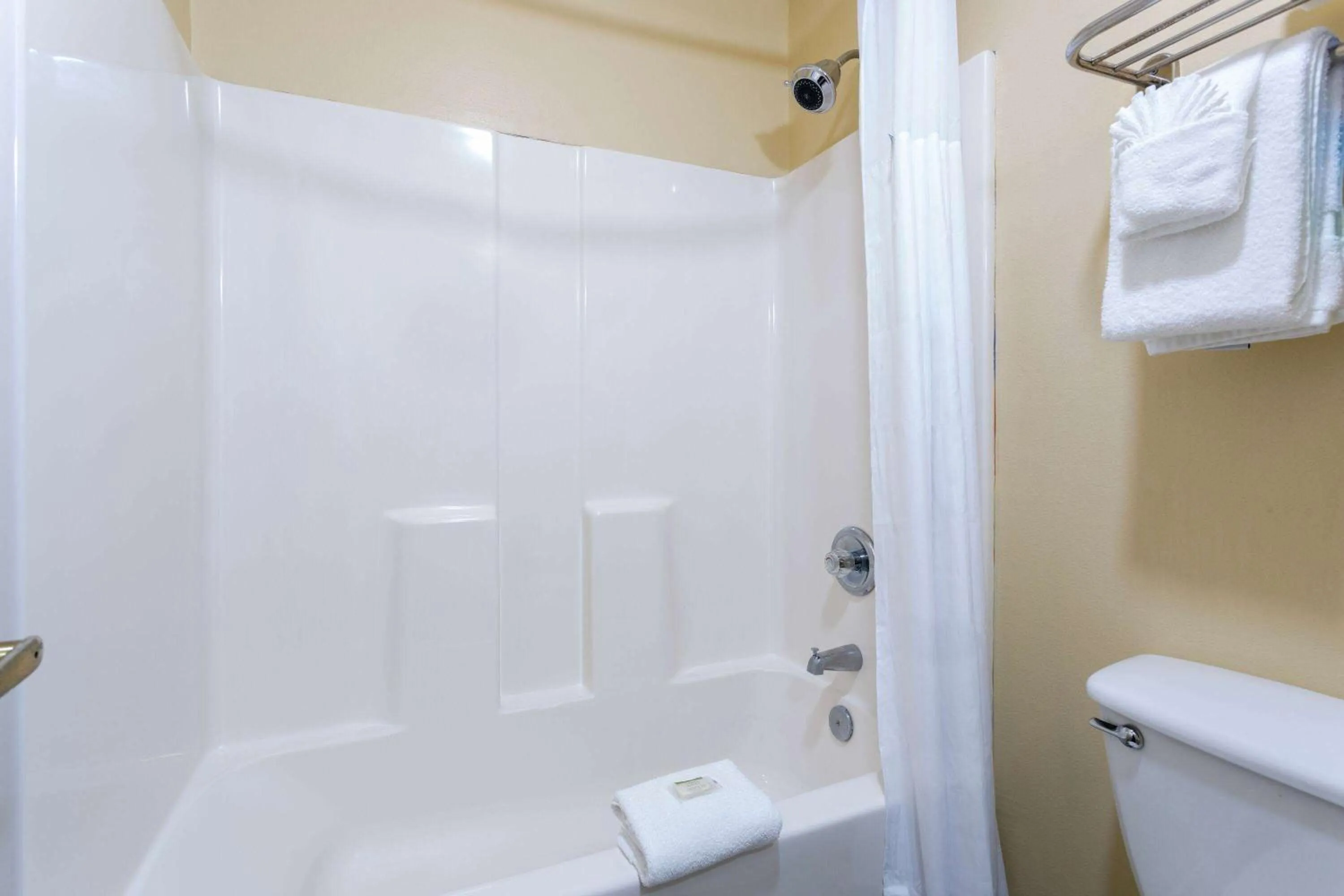 TV and multimedia in Days Inn by Wyndham Chipley