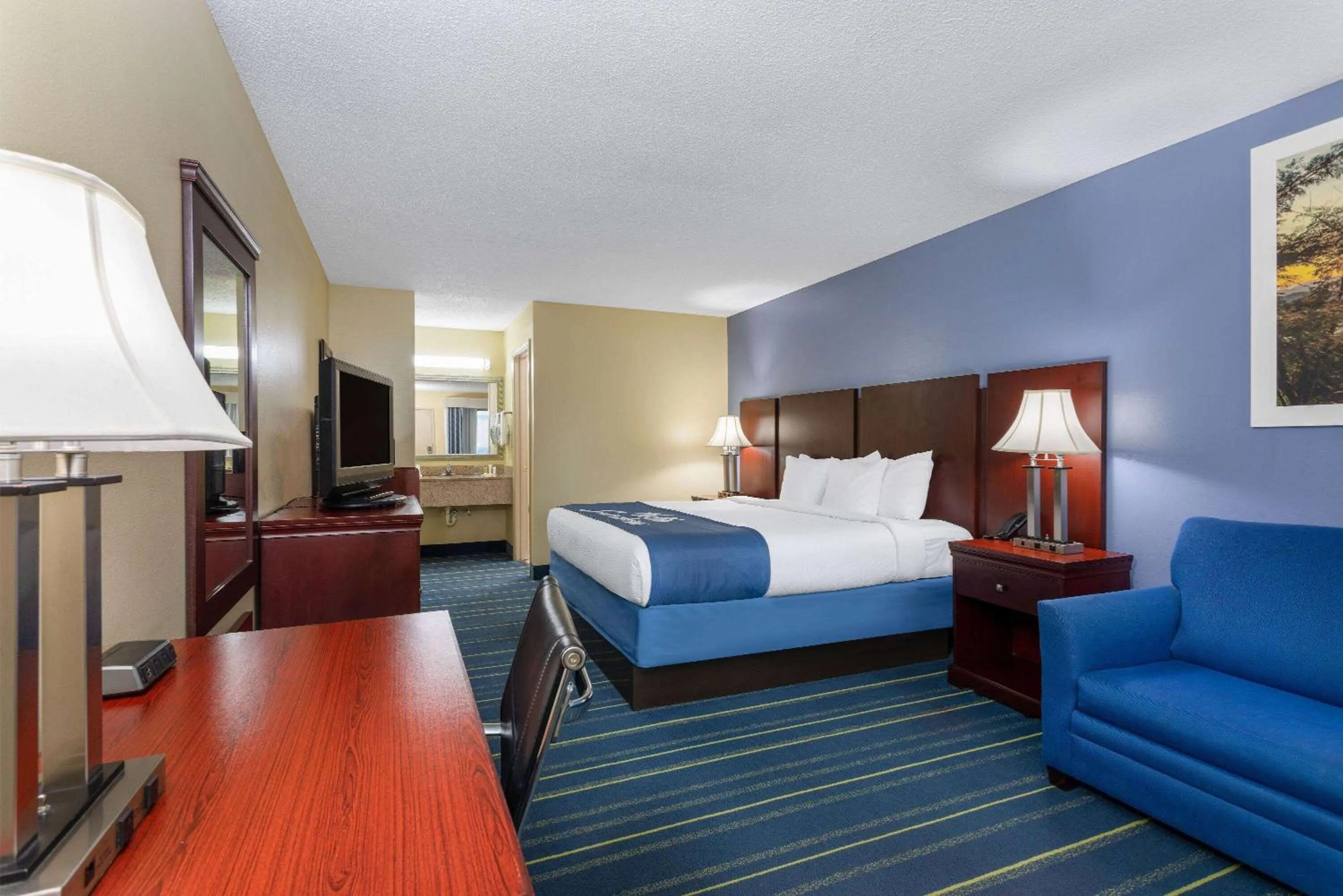 Photo of the whole room, Bed in Days Inn by Wyndham Chipley