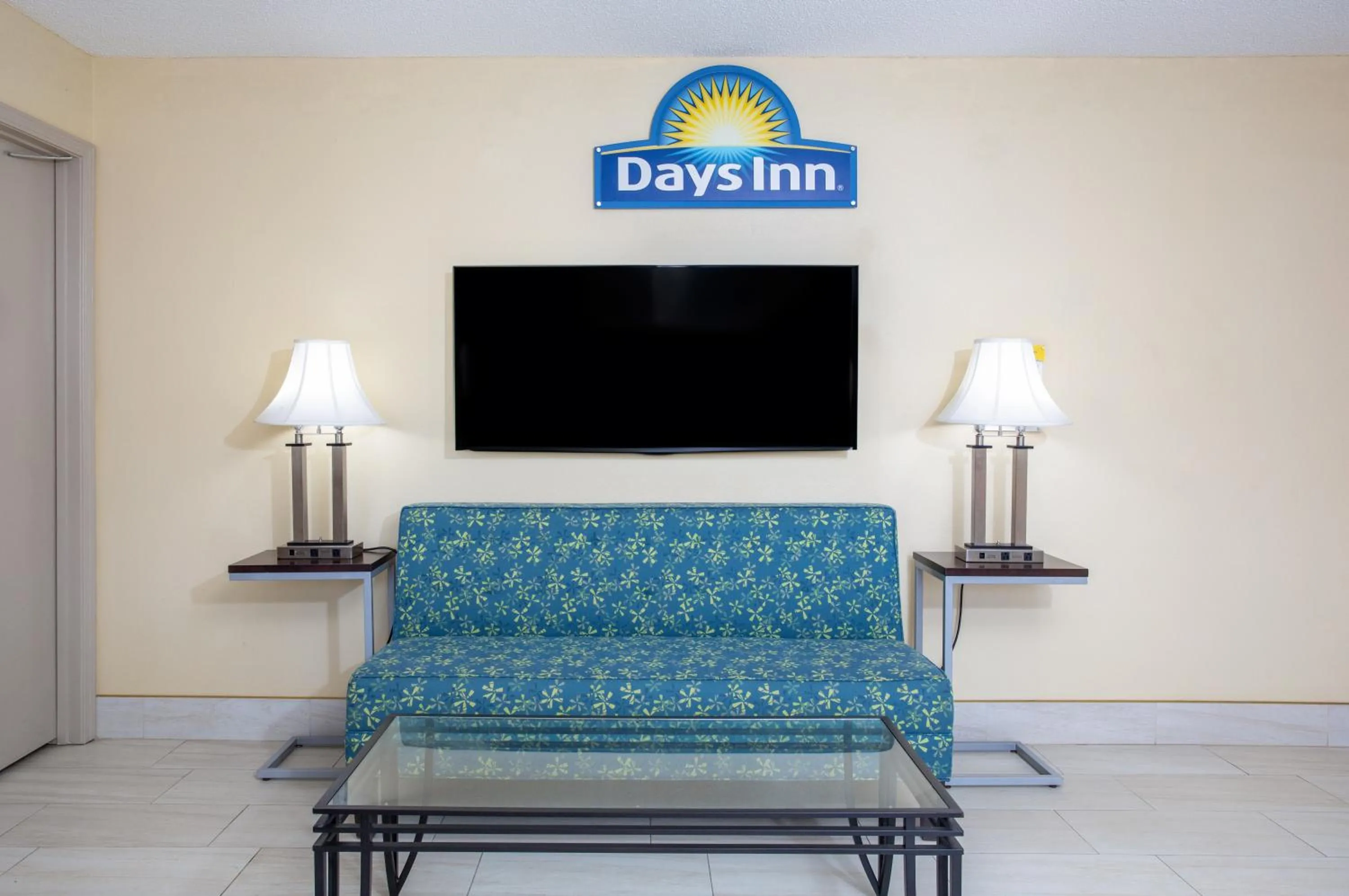 Communal lounge/ TV room in Days Inn by Wyndham Chipley