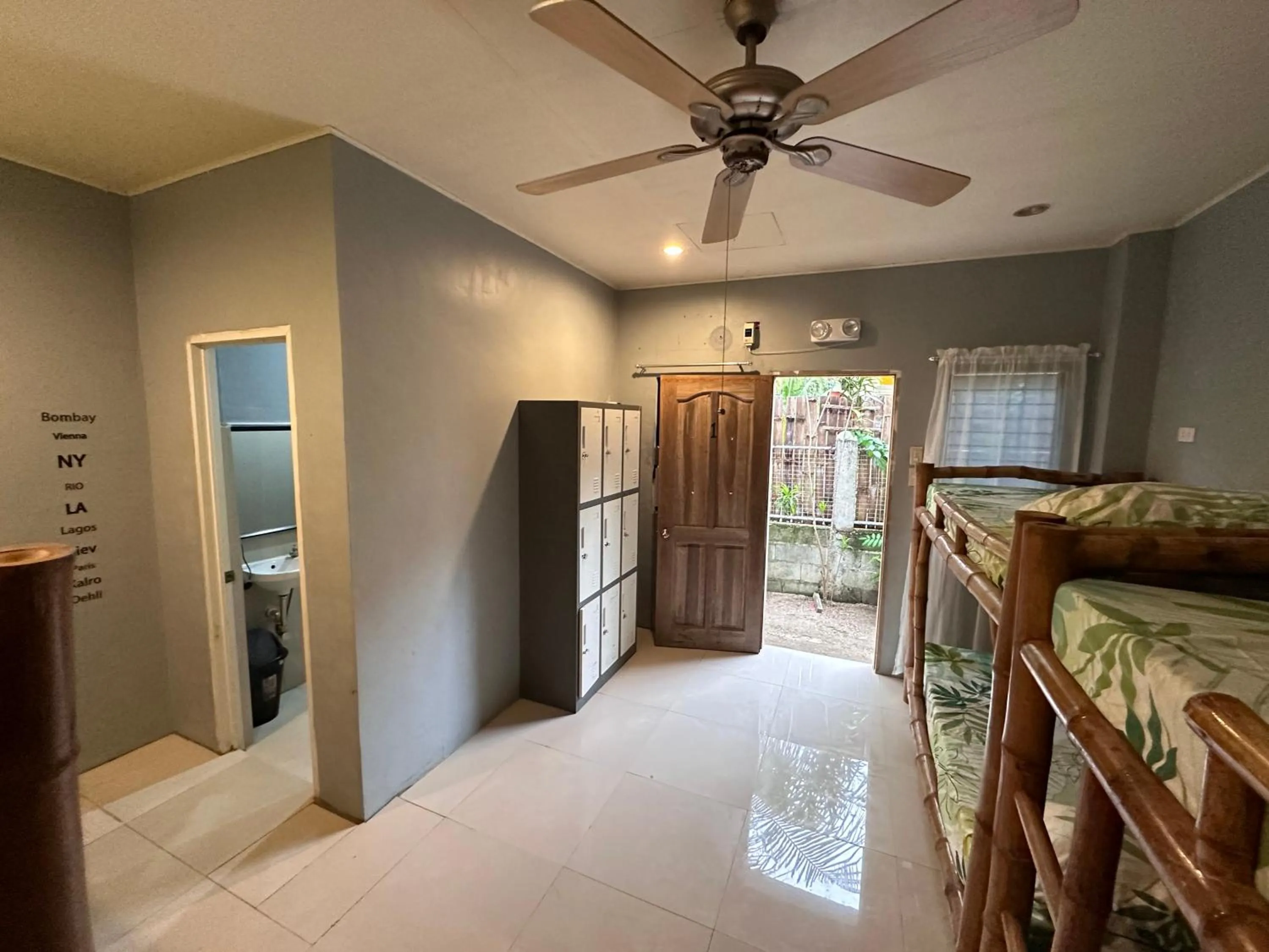 Bed in Lionfish Backpackers Hostel Malapascua