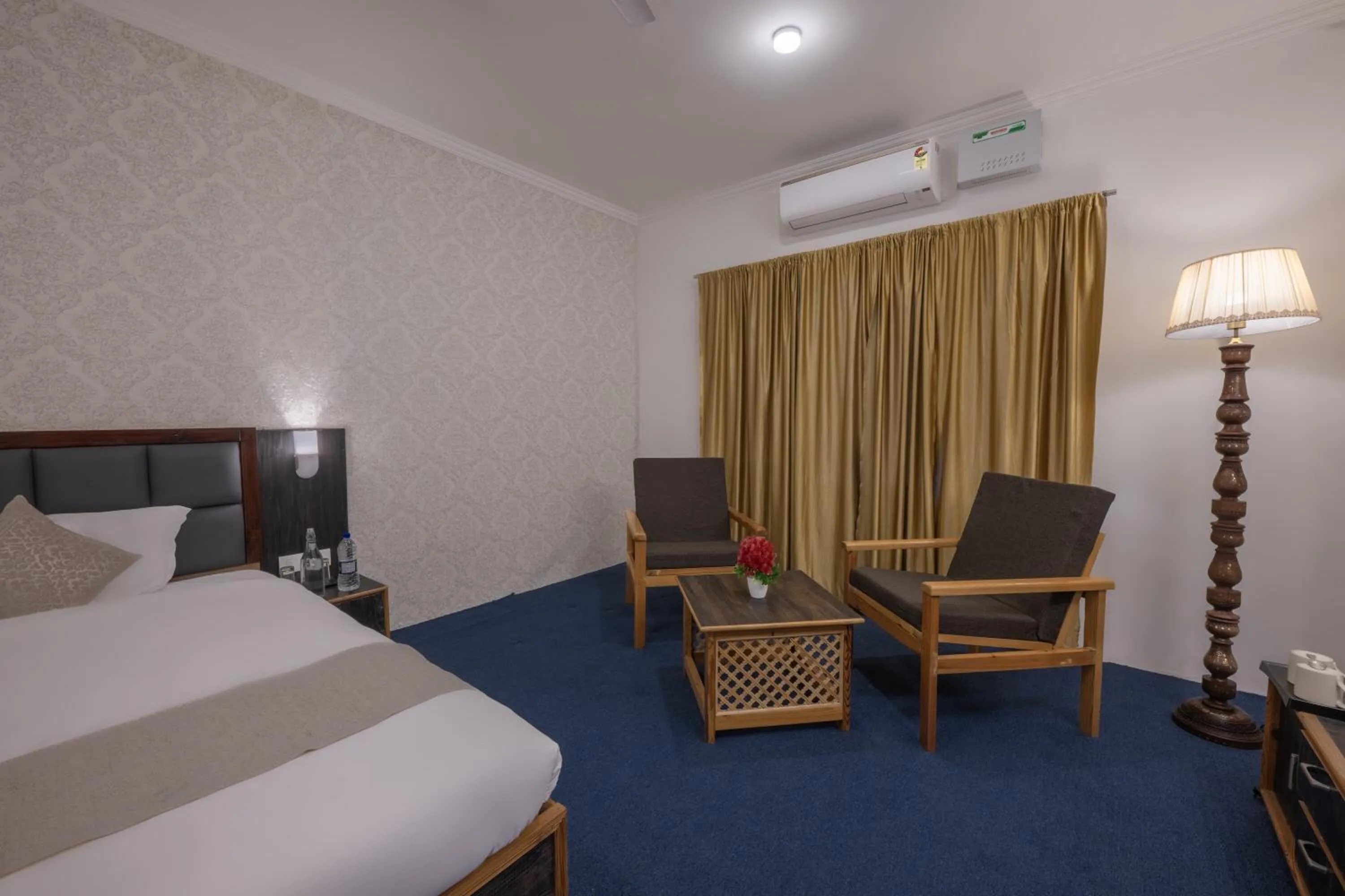 Photo of the whole room, Bed in Echor Kashmir Holidays Resort Srinagar