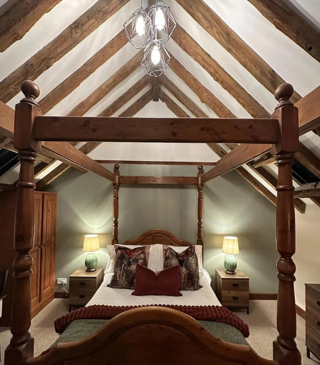 Bedroom, Bed in The Bull on the Green