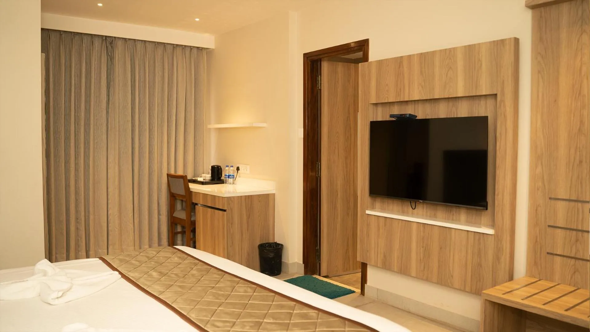 TV and multimedia, Bed in Hotel Devdeep Porvorim