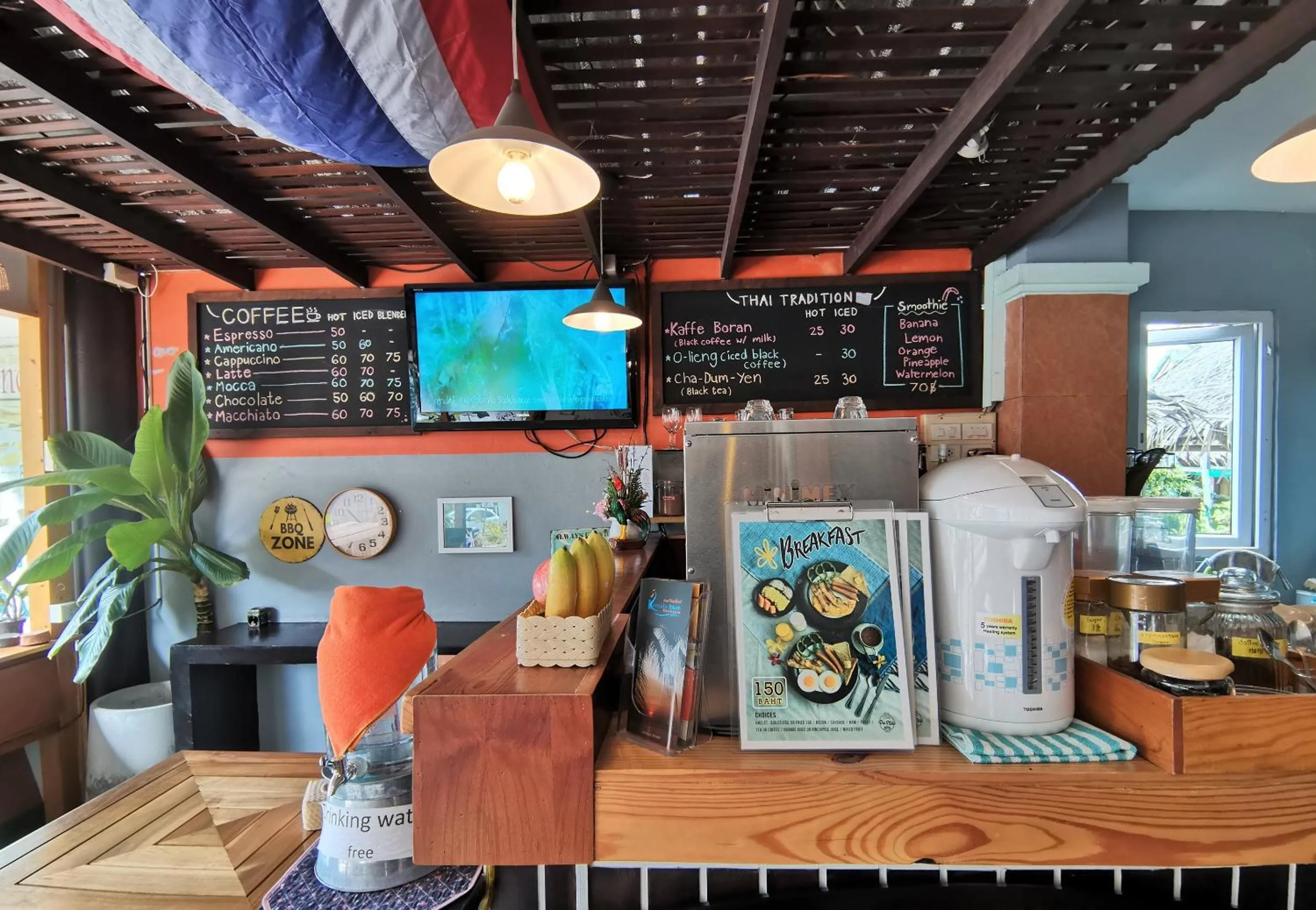 Restaurant/places to eat in Kamala Beach Residence