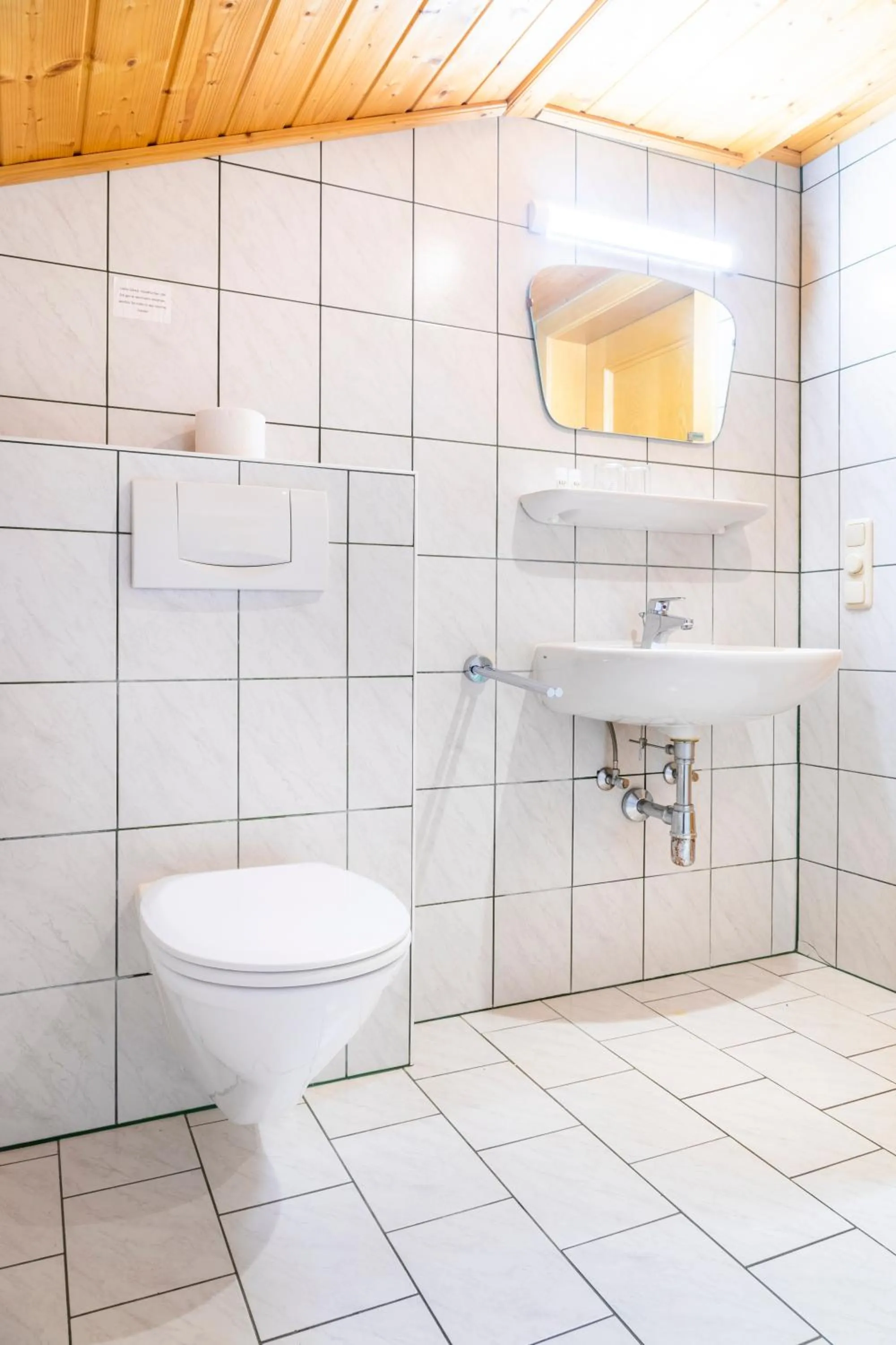 Toilet in Gasthof Pesbichl