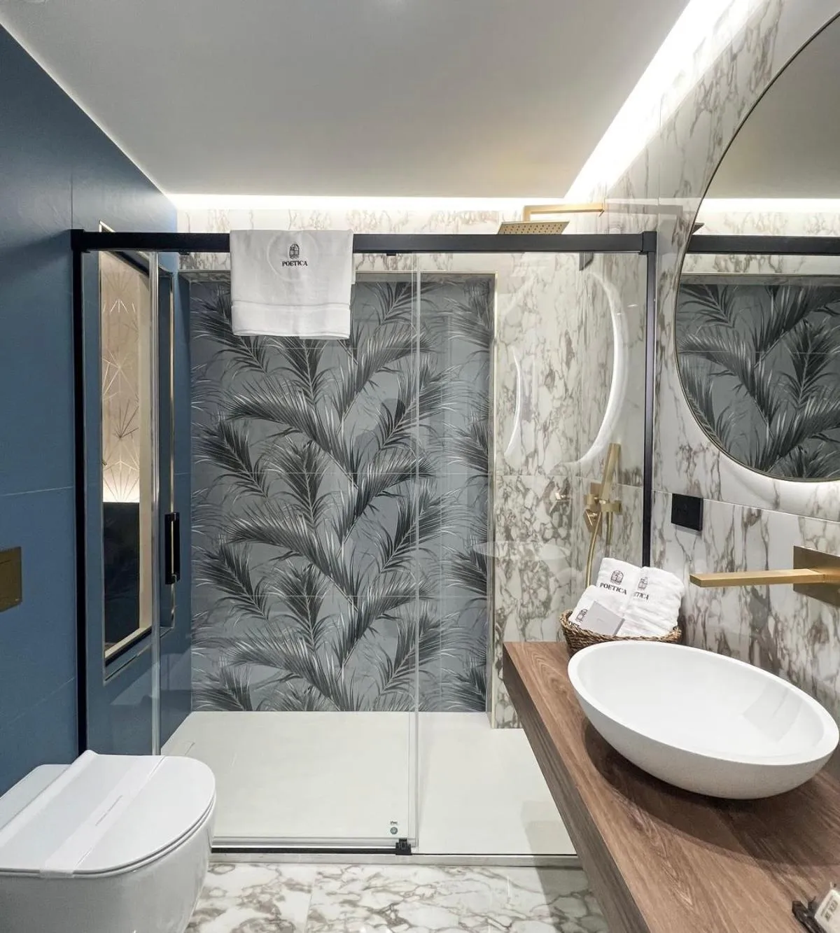 Shower in POETICA BOUTIQUE SKY HOTEL