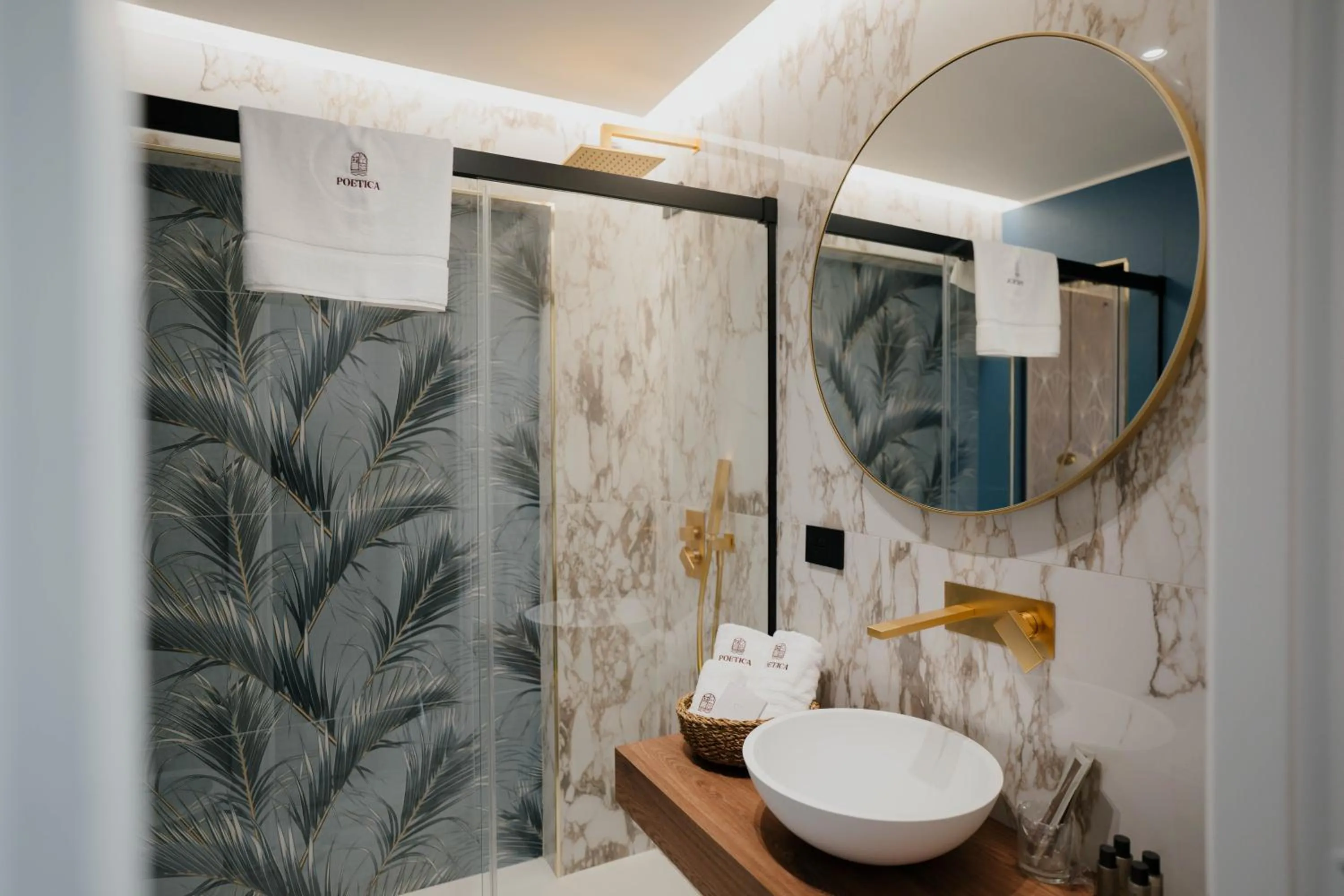 Shower in POETICA BOUTIQUE SKY HOTEL