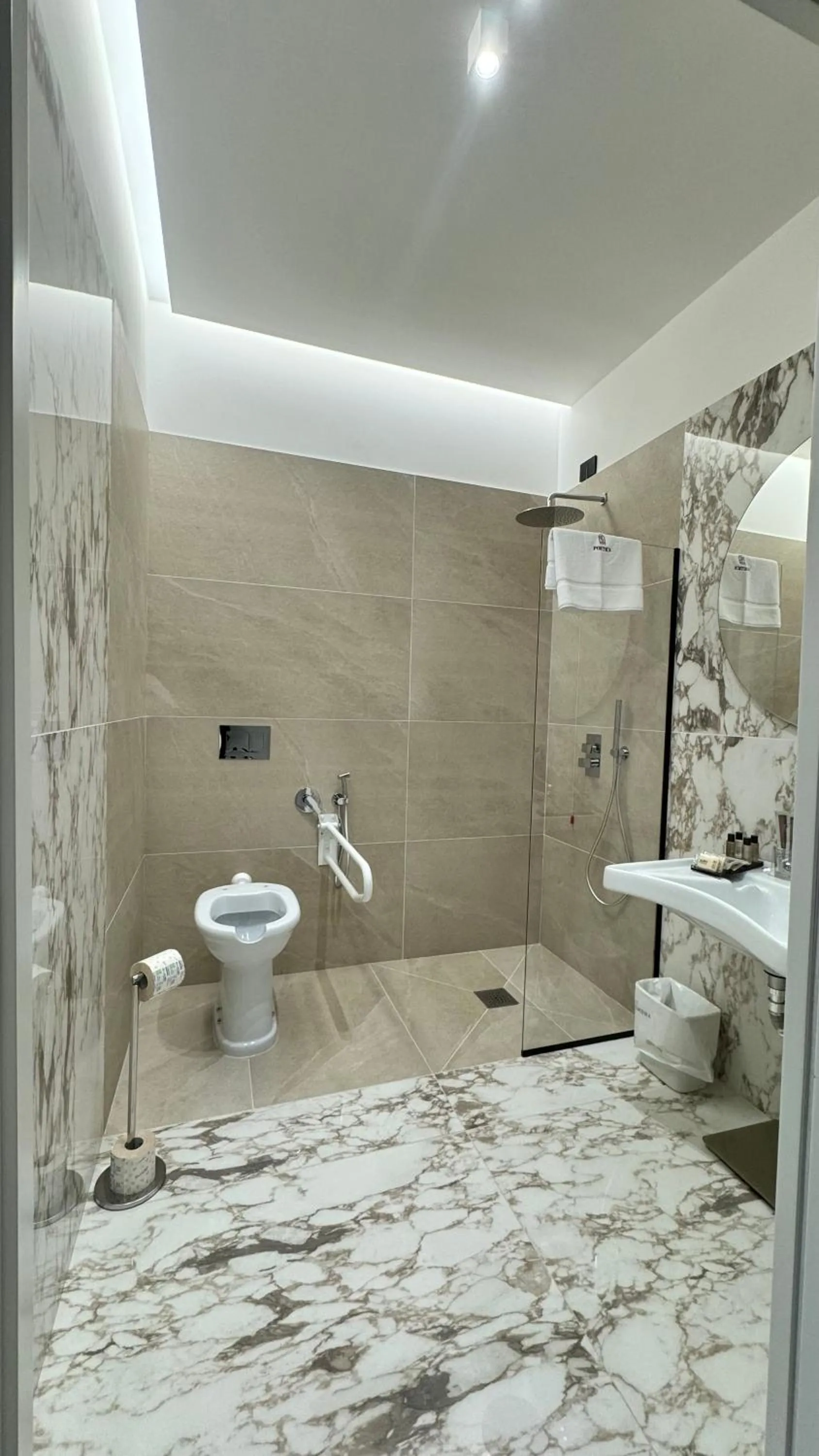 Shower in POETICA BOUTIQUE SKY HOTEL