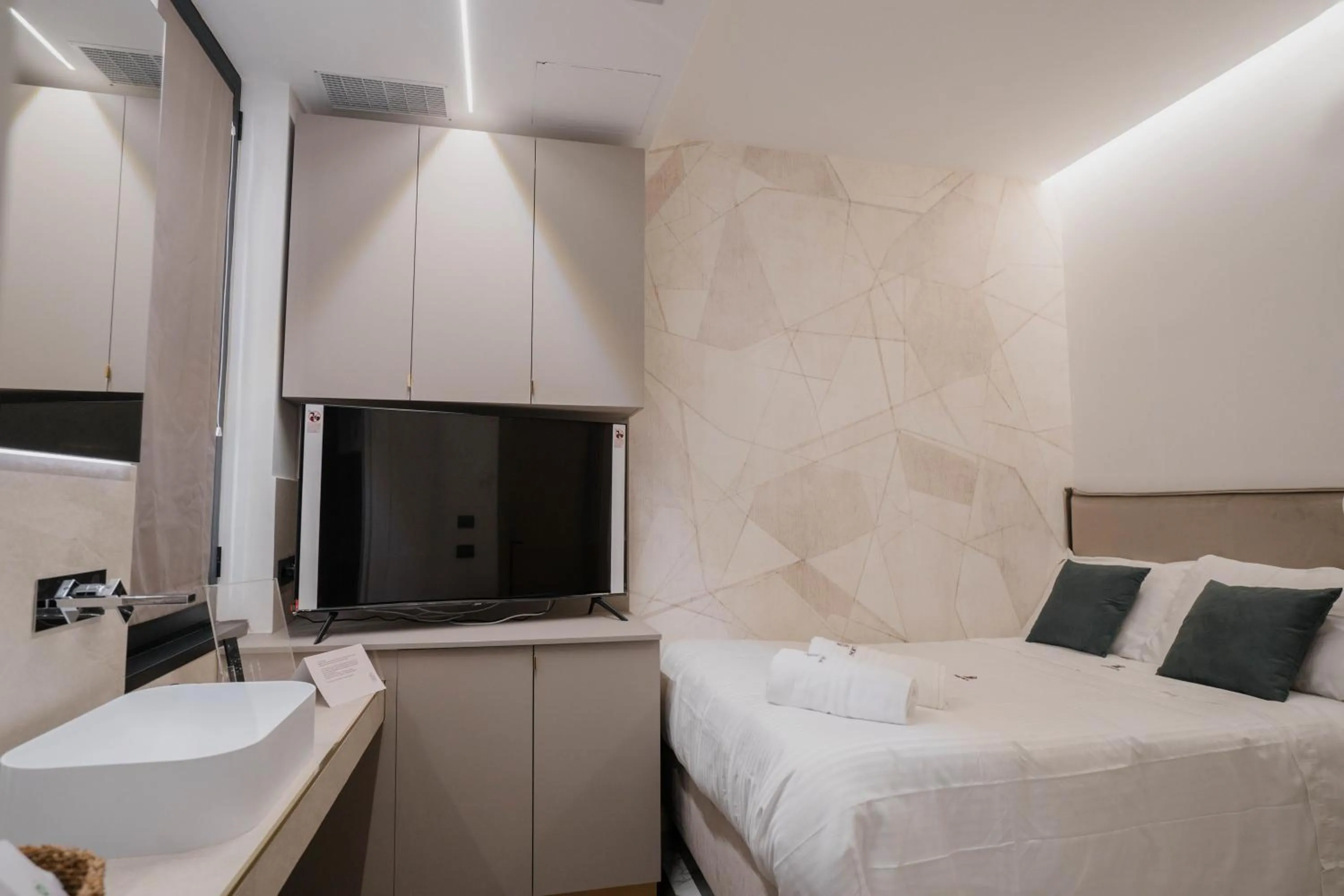 Bed in POETICA BOUTIQUE SKY HOTEL