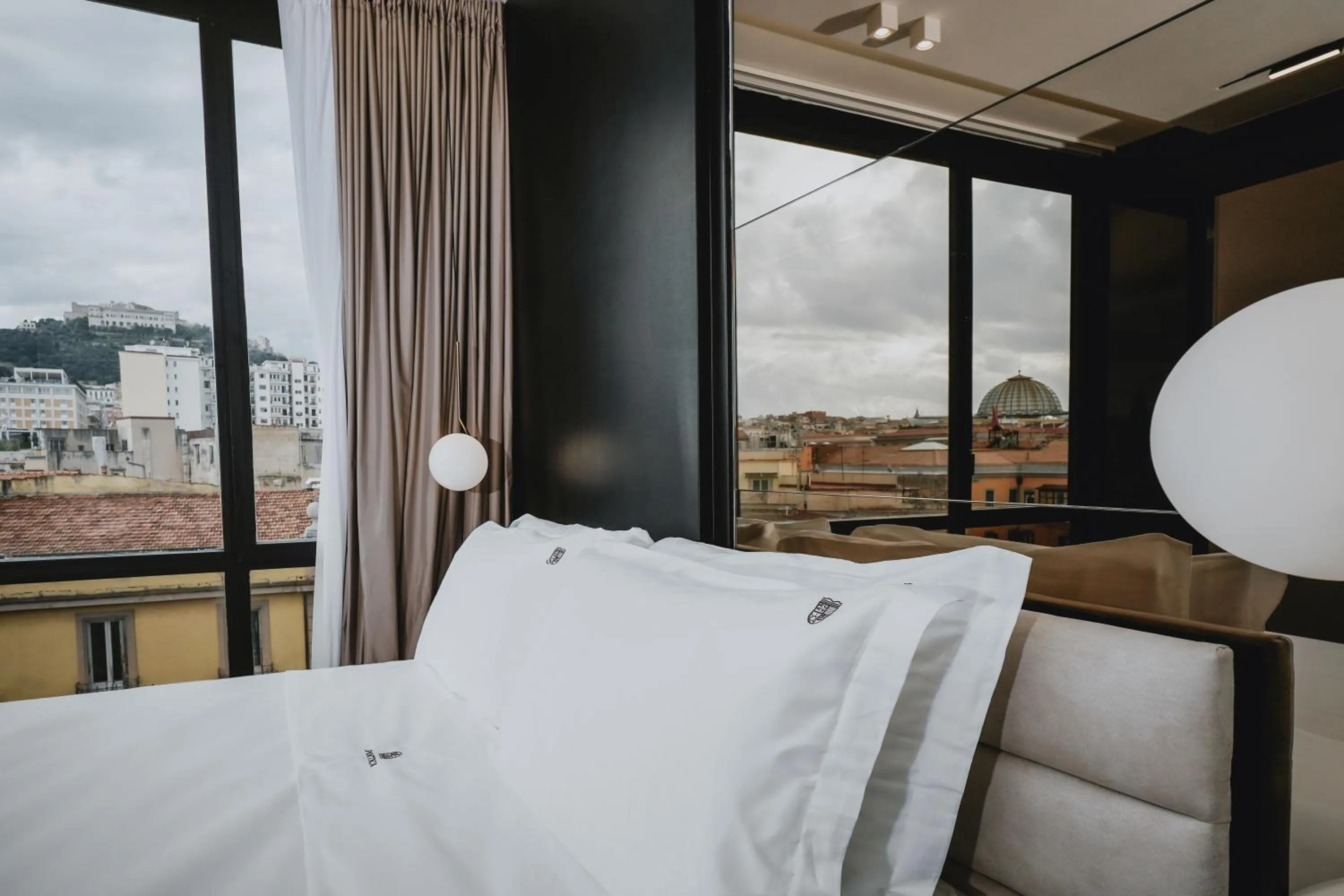 Bed in POETICA BOUTIQUE SKY HOTEL