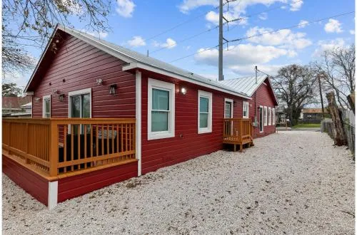 Inviting 4BR2.5BA Downtown Home with Ample Space