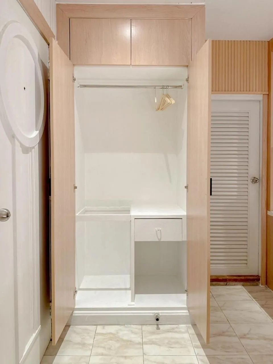 wardrobe in Thrive Hotel