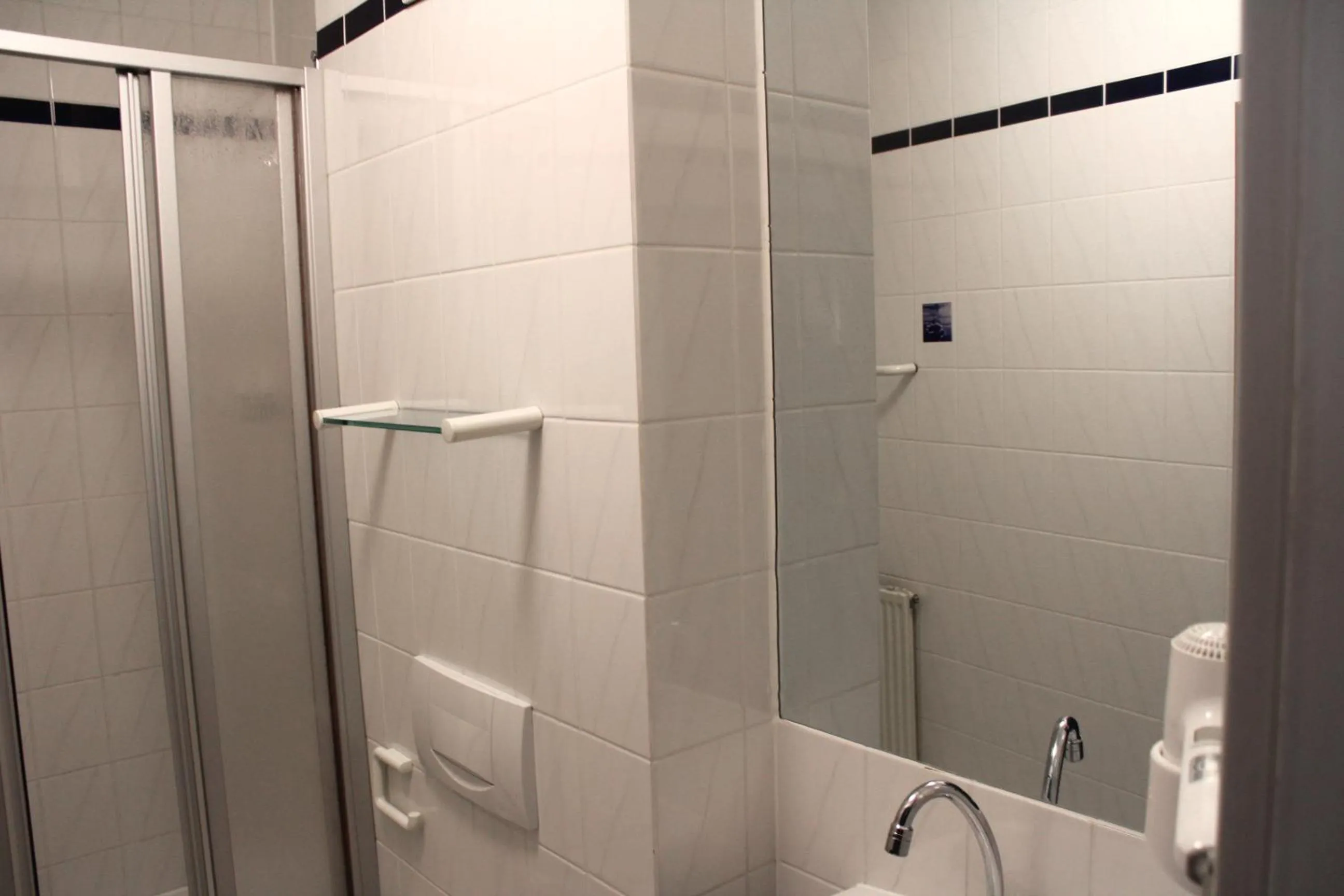 Shower in Hotel Mozart Bonn