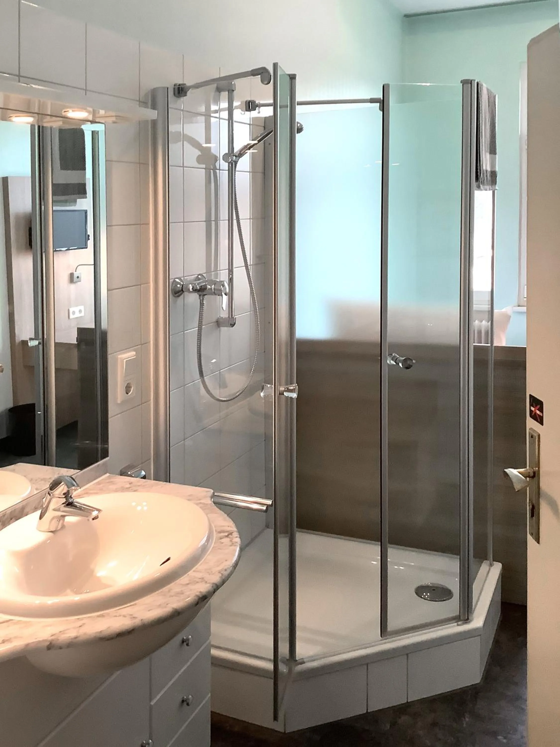 Shower in Hotel Mozart Bonn